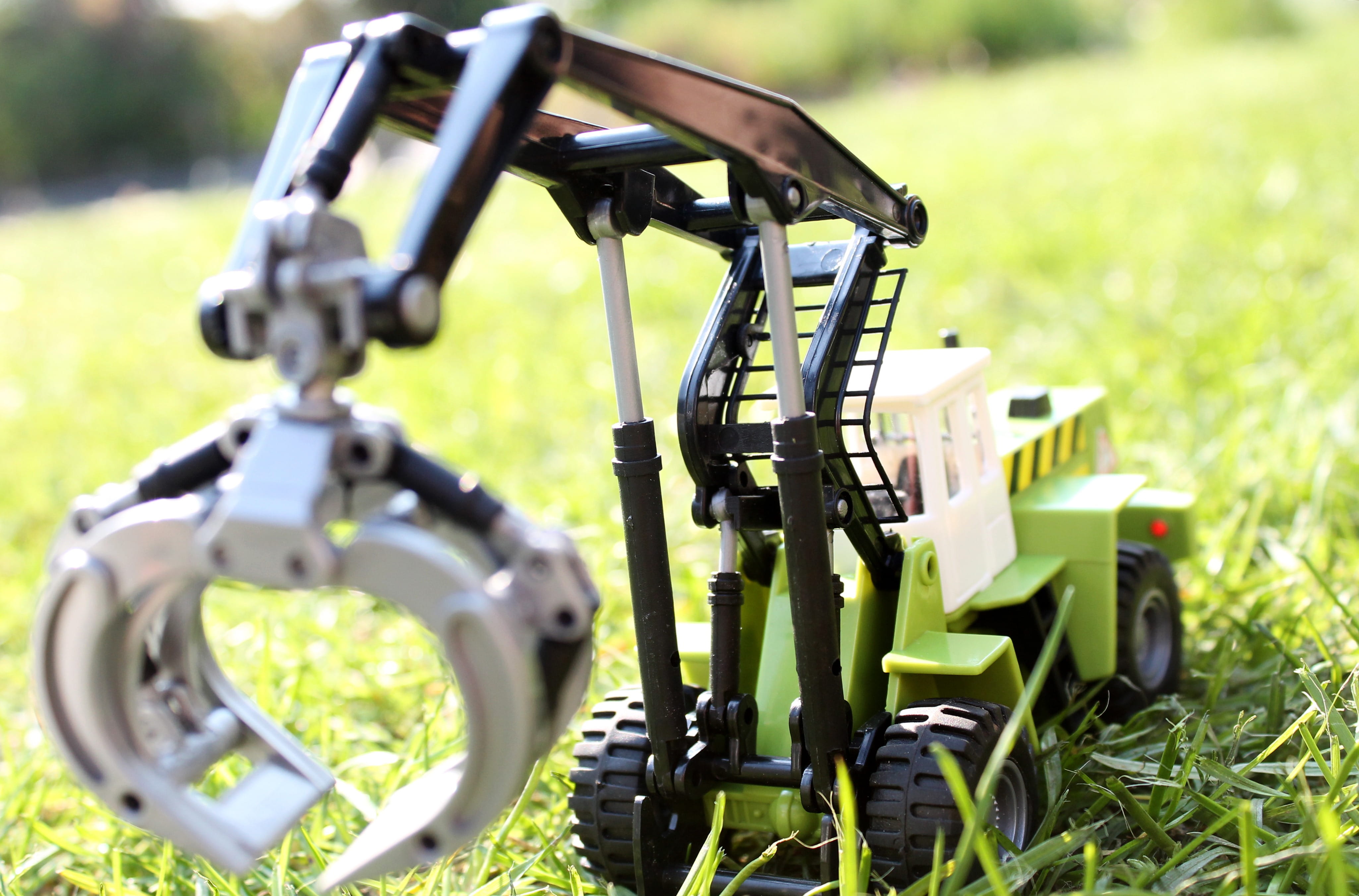 golf course, Backhoe, field, Toy, transport, Green, technology, Crane, stationary, selective focus, golf club, focus on foreground, sport, plastic, 4K, HD Wallpaper