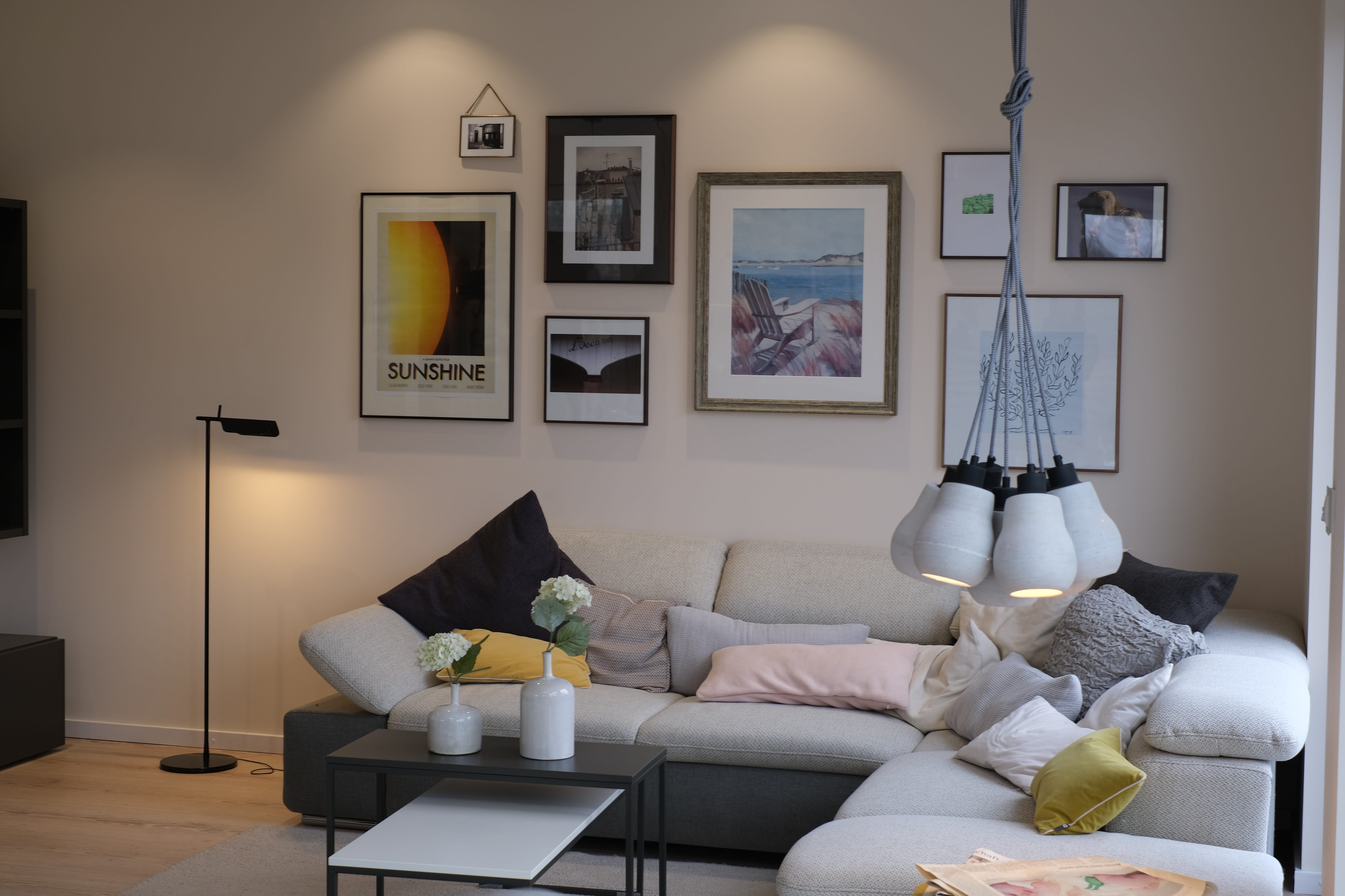 pillow, luxury, lighting equipment, living room, extravagant, lamp, cushion, furniture, table, coffee table, frame, architecture, home interior, absence, HD Wallpaper