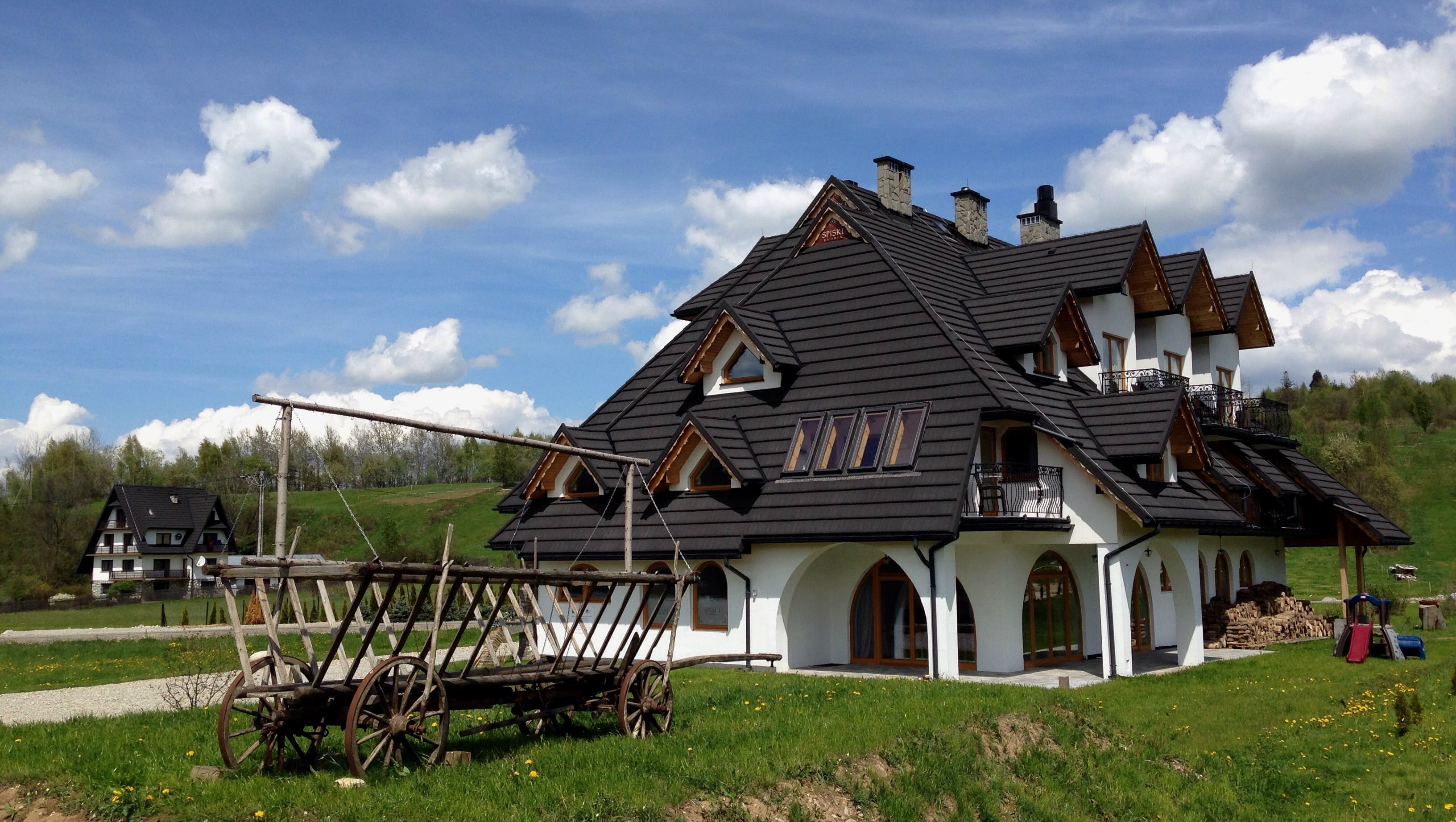Architecture, jurgów, grass, tourism, cloud - sky, House, no people, land, multi family building, Building, 2K, tree, landscape, wood - material, religion, HD Wallpaper