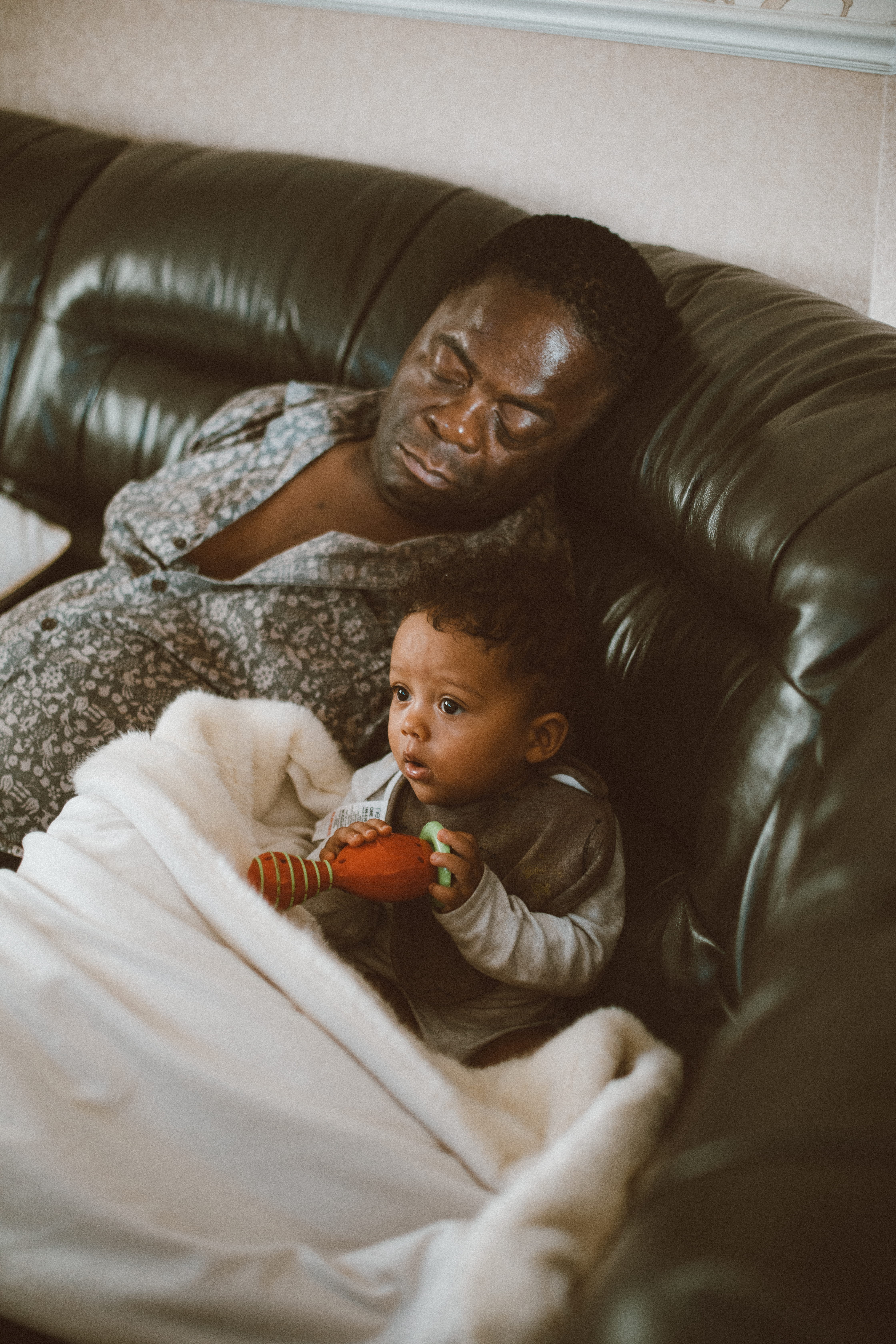 parent, real People, casual Clothing, lying Down, domestic Room, african Ethnicity, african Descent, happiness, boys, brother, childhood, lifestyles, multi-Ethnic Group, Phone HD Wallpaper