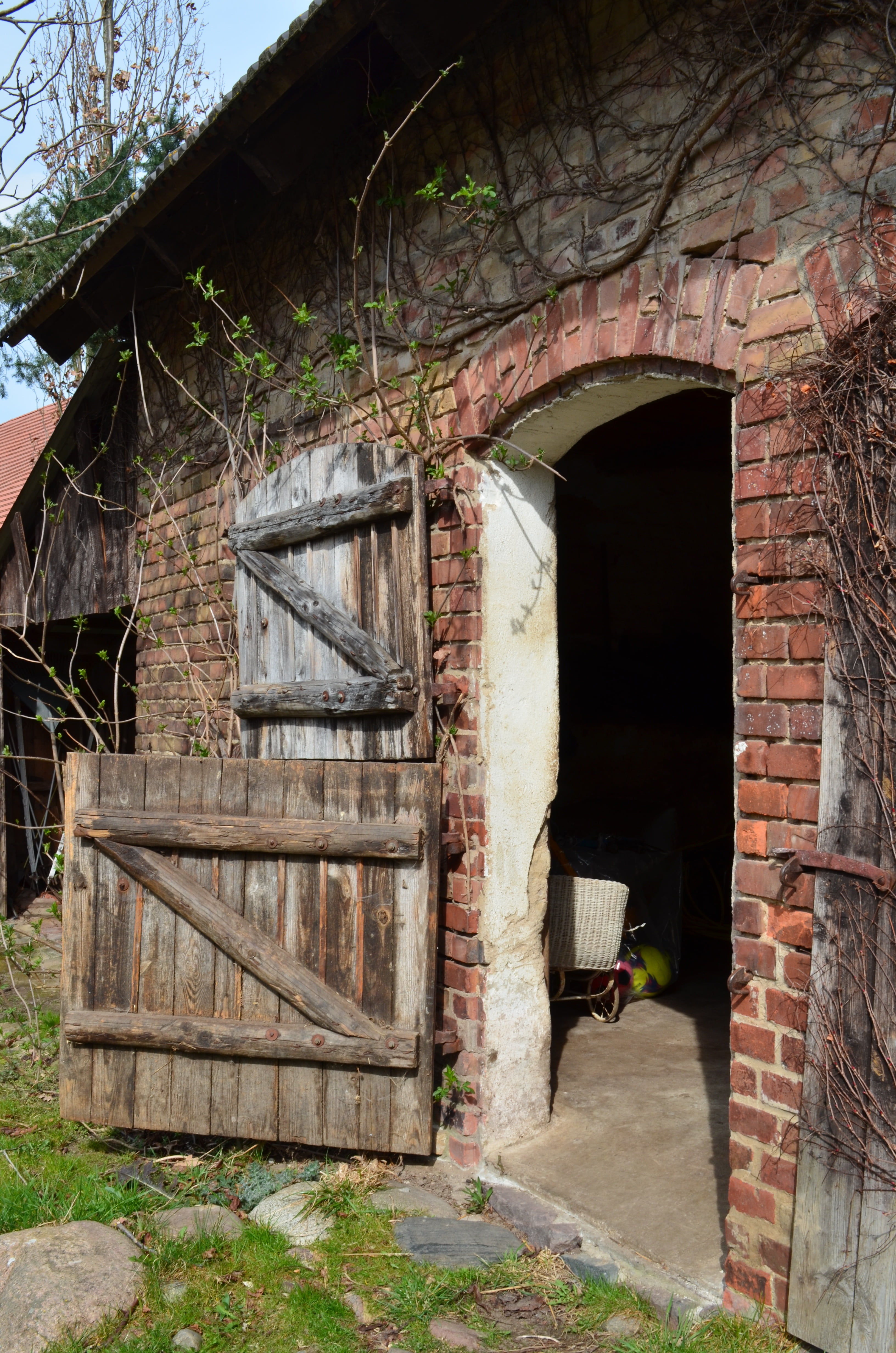 brick, annex, village, abandoned, building, no People, outdoors, house, wall, deterioration, stall, building exterior, open, architecture, window, opened, Phone HD Wallpaper