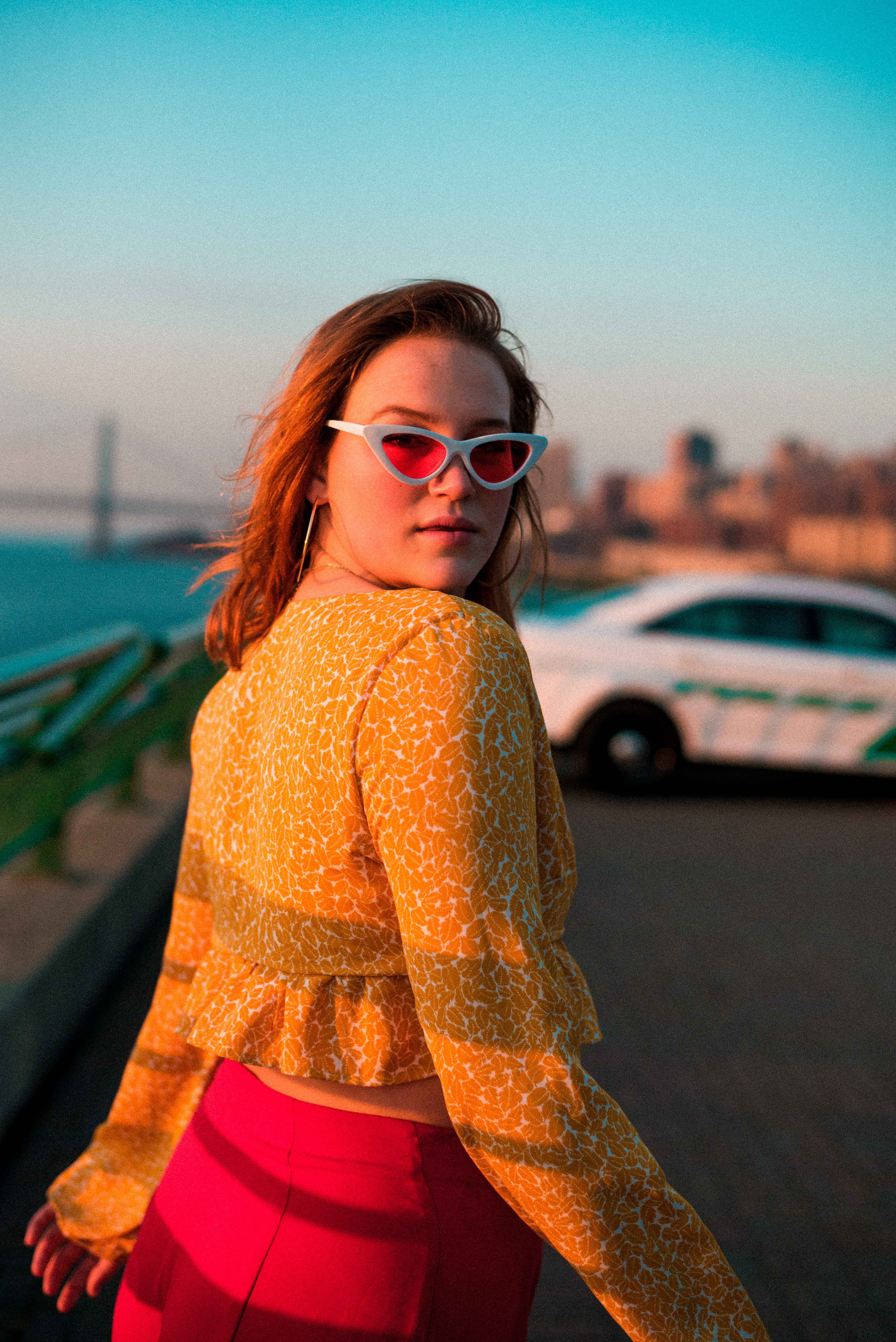 women, facing, woman, manhattan, clothing, hairstyle, face, adult, beauty, female, united states, young adult, portrait, the fader, one person, glasses, Phone HD Wallpaper