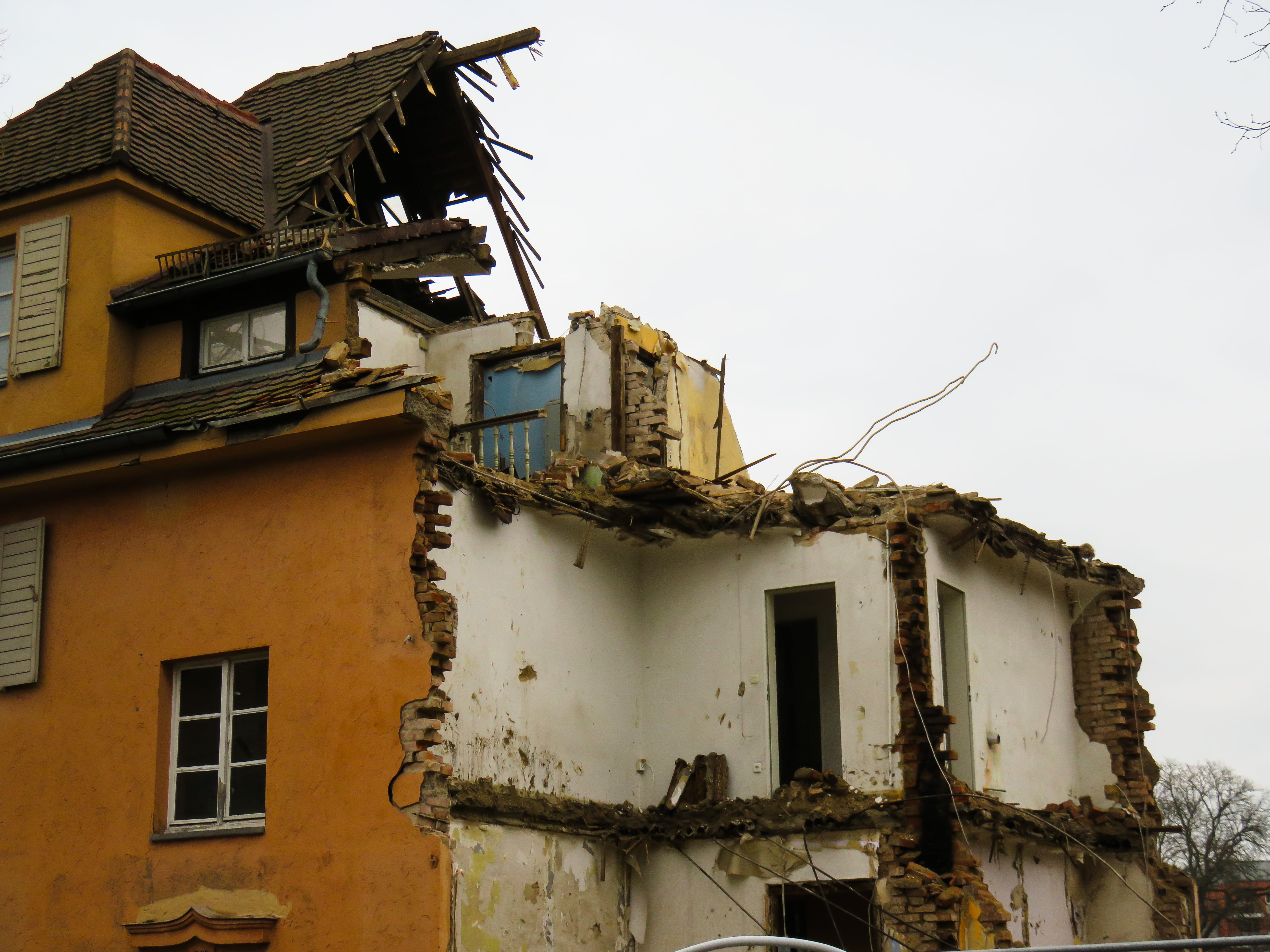 old, built structure, abandoned, crash, run-down, building exterior, house facade, obsolete, damaged, residential district, home, architecture, window, HD Wallpaper