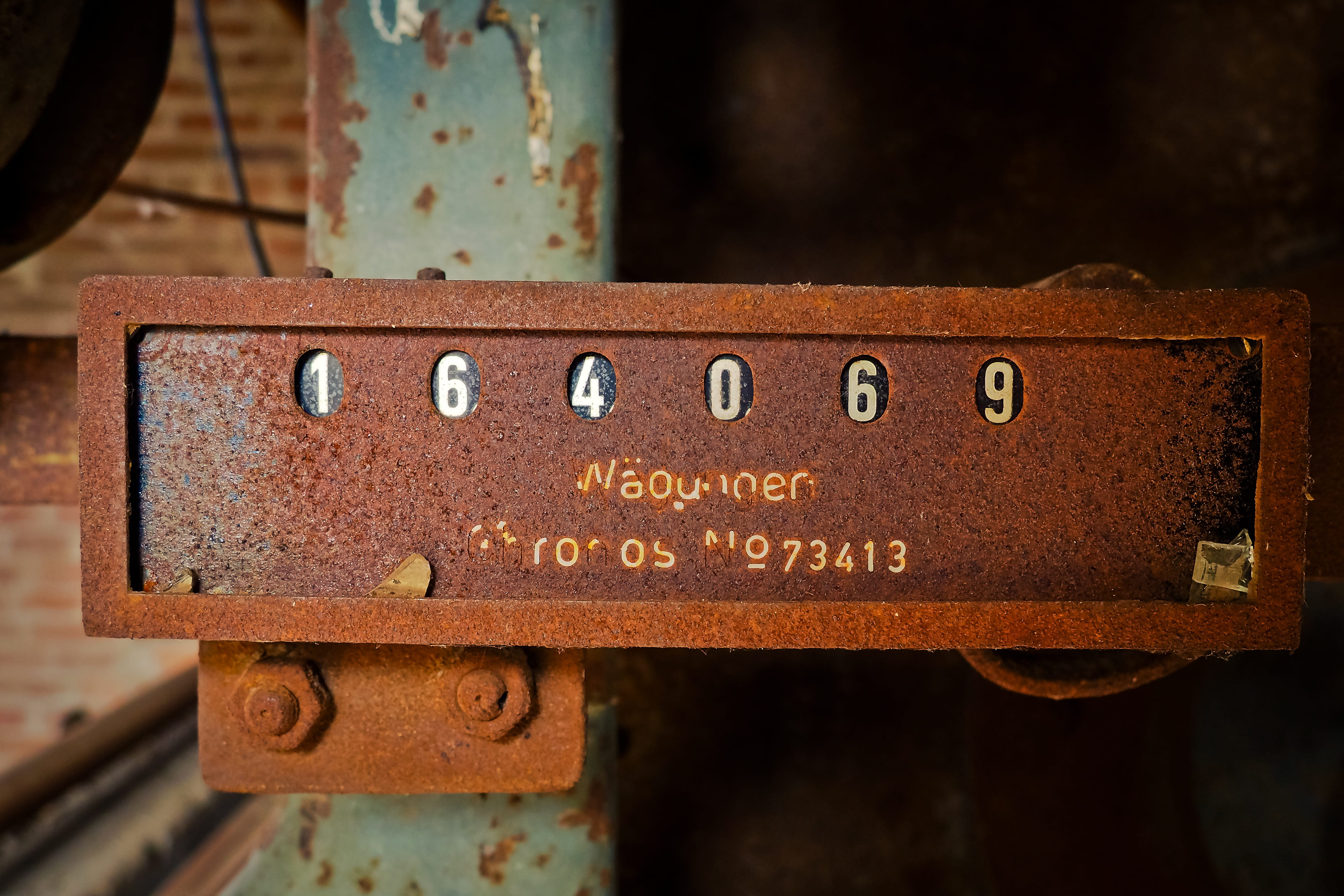 close-up, room, dirty, old, transient, break up, focus on foreground, dark, neglected, bolt, wall painting, hall, decline, leave, industry, weathered, building, HD Wallpaper