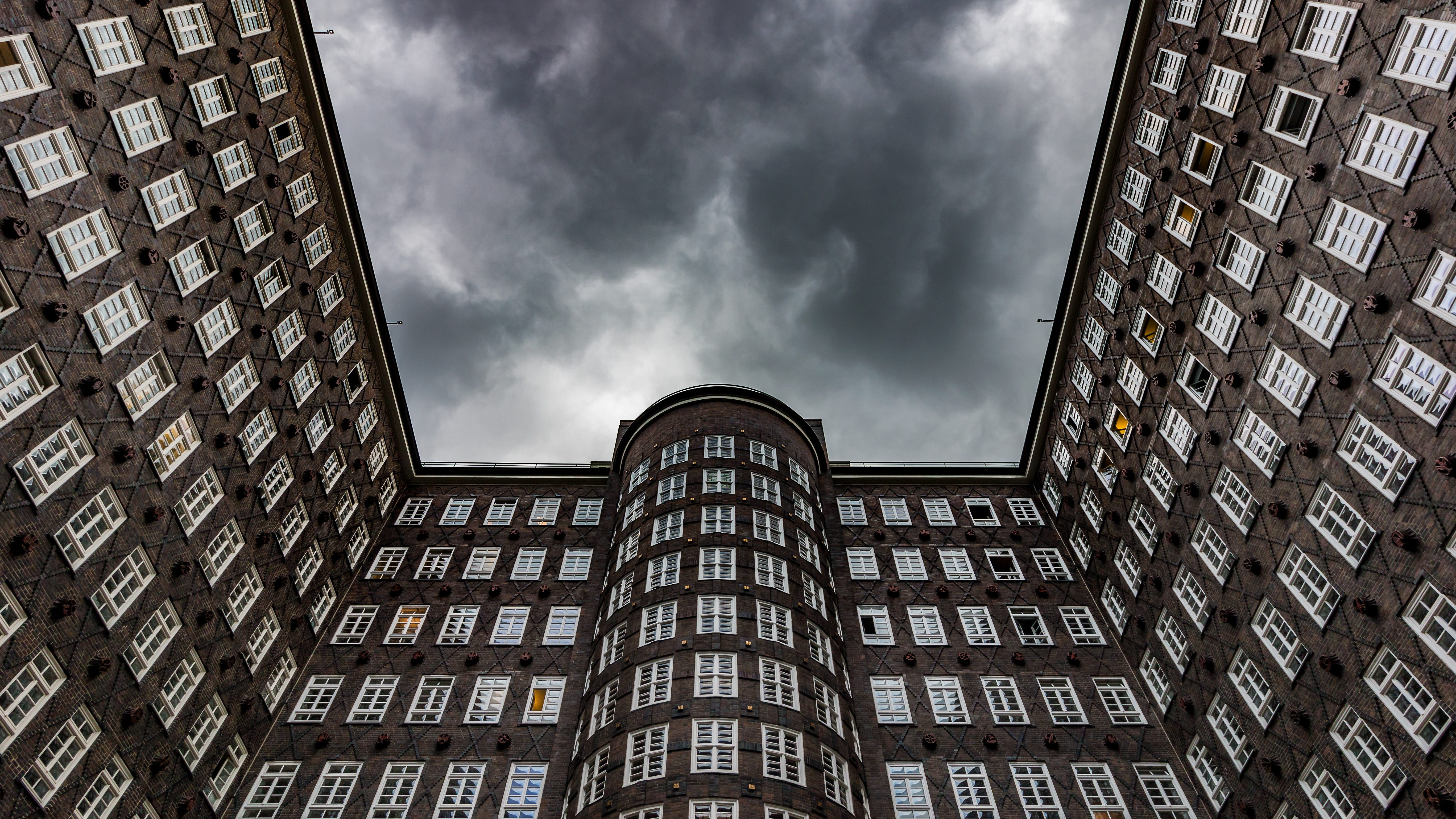 cityscape, office building exterior, built structure, kontor, apartment, 5K, dark, residential district, night, sky, clouds, dramatic sky, low angle view, HD Wallpaper