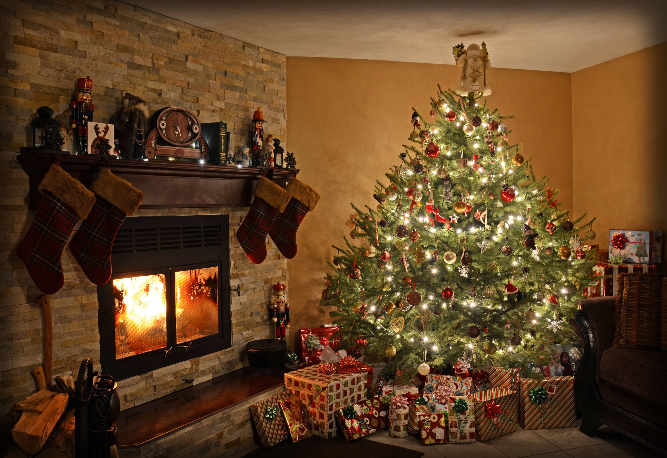 mantelpiece, New Year, indoors, decoration, house, comfortable, domestic Room, ornate, new, burning, lifestyles, religion, happiness, lighting Equipment, HD Wallpaper