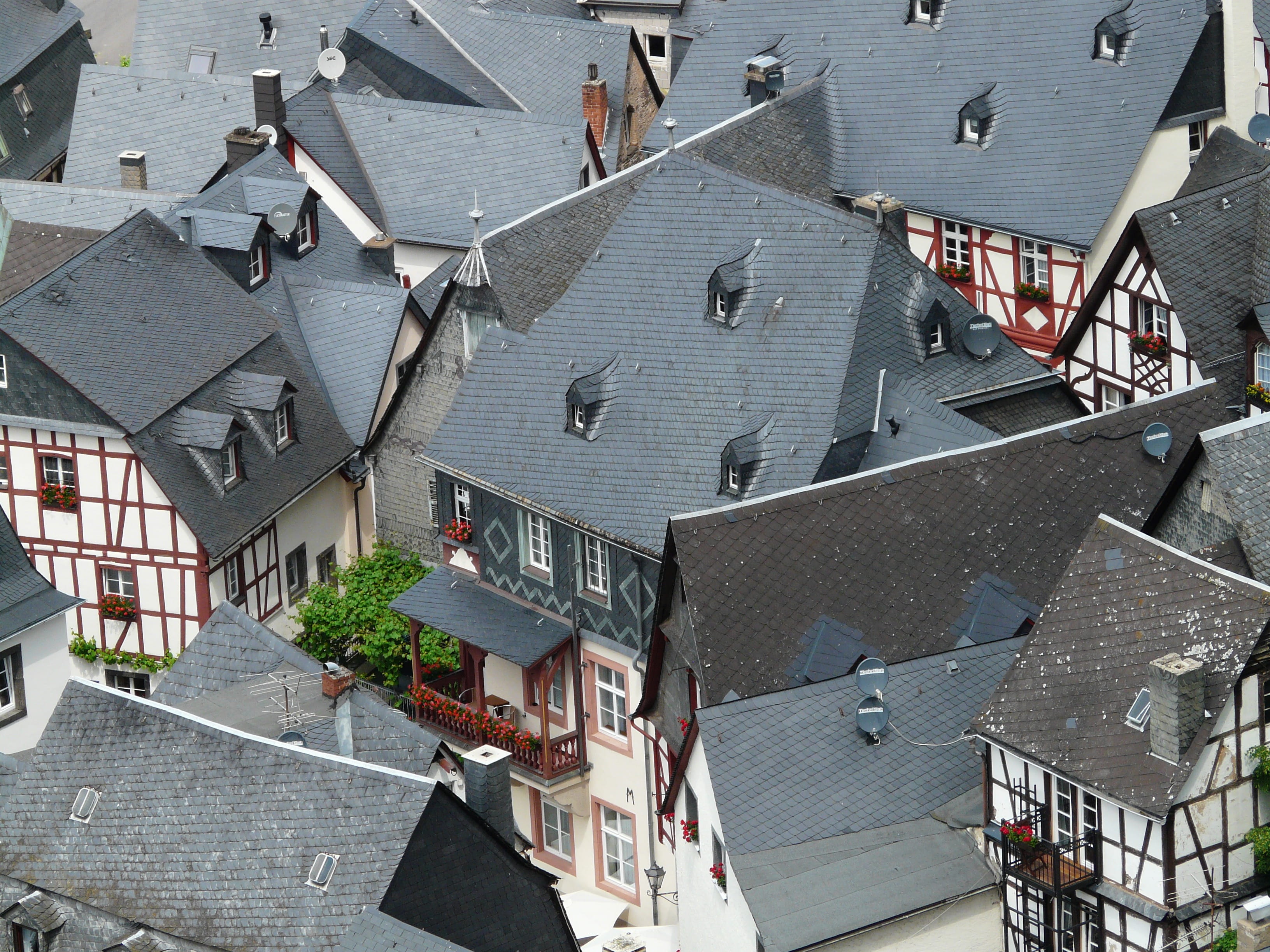 fachwerkhäuser, residential district, 2K, village, beilstein, Roofs, city, outdoors, day, roof, schieferdaecher, no people, high angle view, street, sunlight, HD Wallpaper