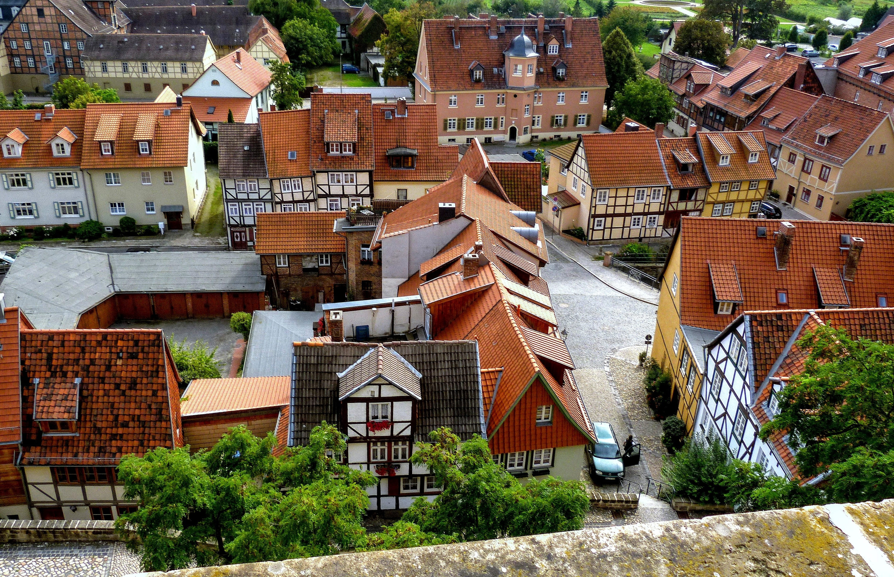 roof tile, quedlinburg, 2K, roofs, day, outdoors, roof, plant, germany, tree, building, view, structures, built structure, community, house, town, nature, HD Wallpaper