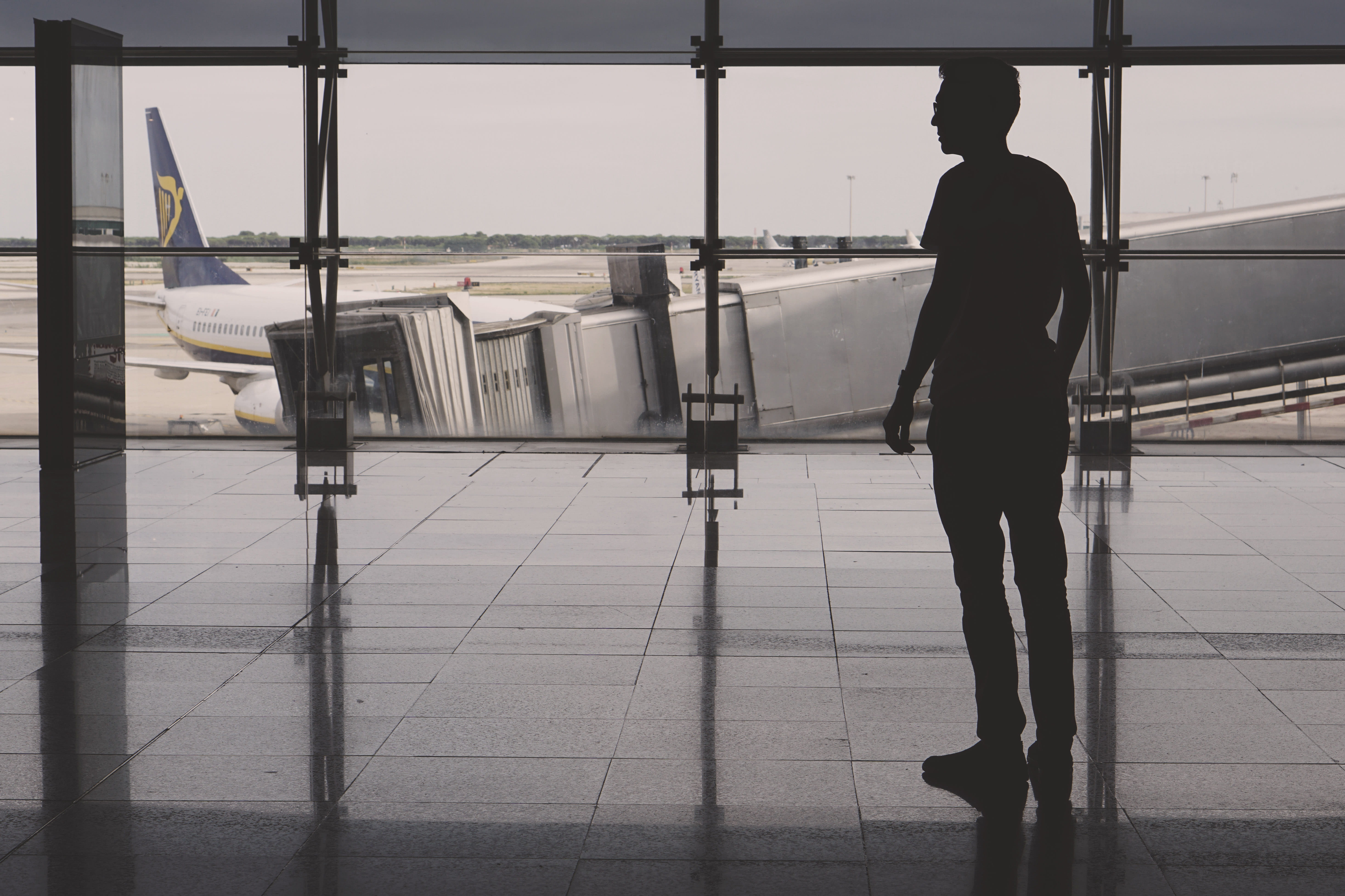 look, mode of transportation, airport, tiled floor, one person, person, waiting, full length, real people, air vehicle, travel, airport departure area, HD Wallpaper