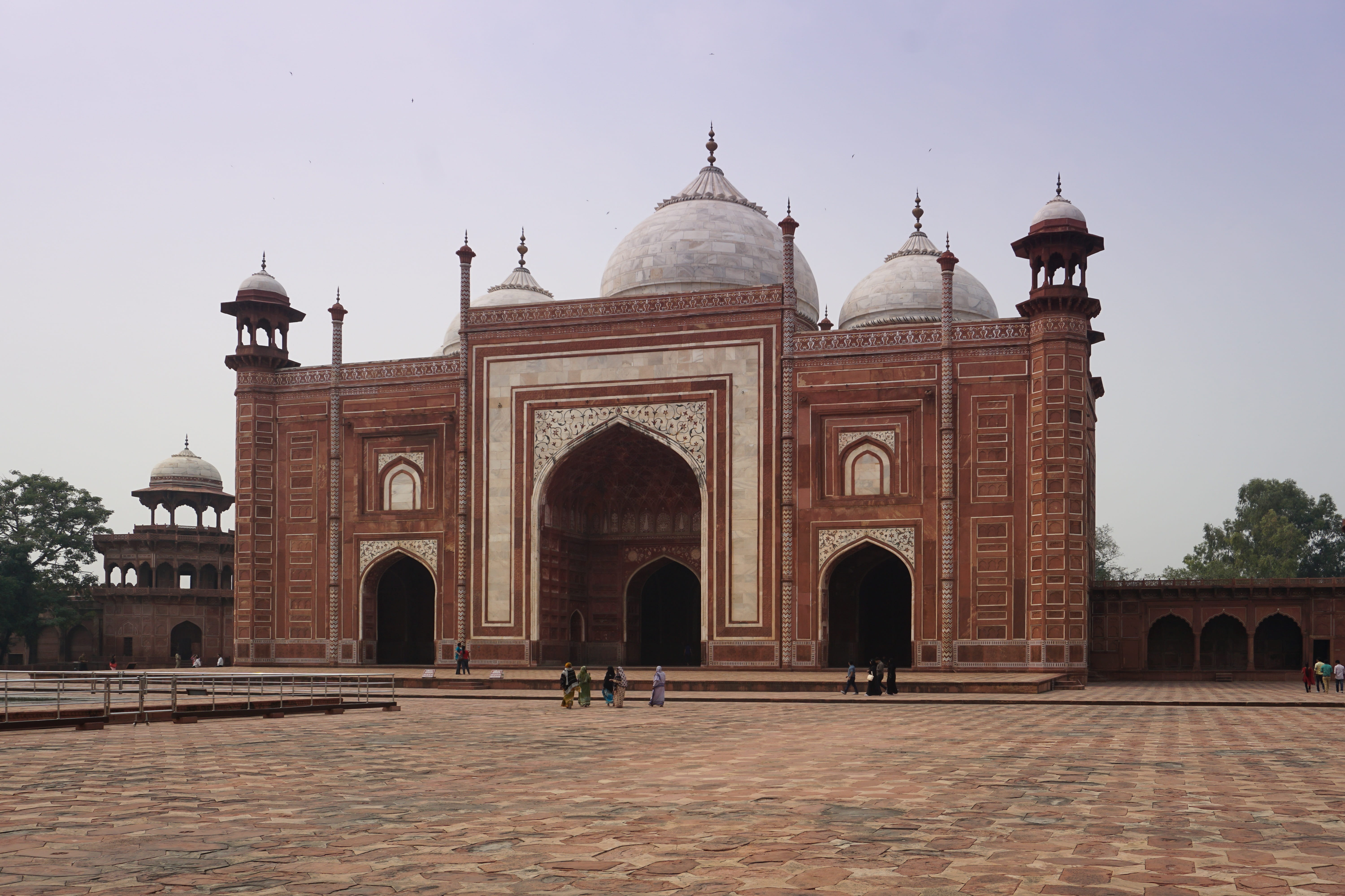 outdoors, city, india, history, arch, agra, tourism, incidental people, clear sky, religion, 5K, dome, classical style, places of interest, architecture, HD Wallpaper