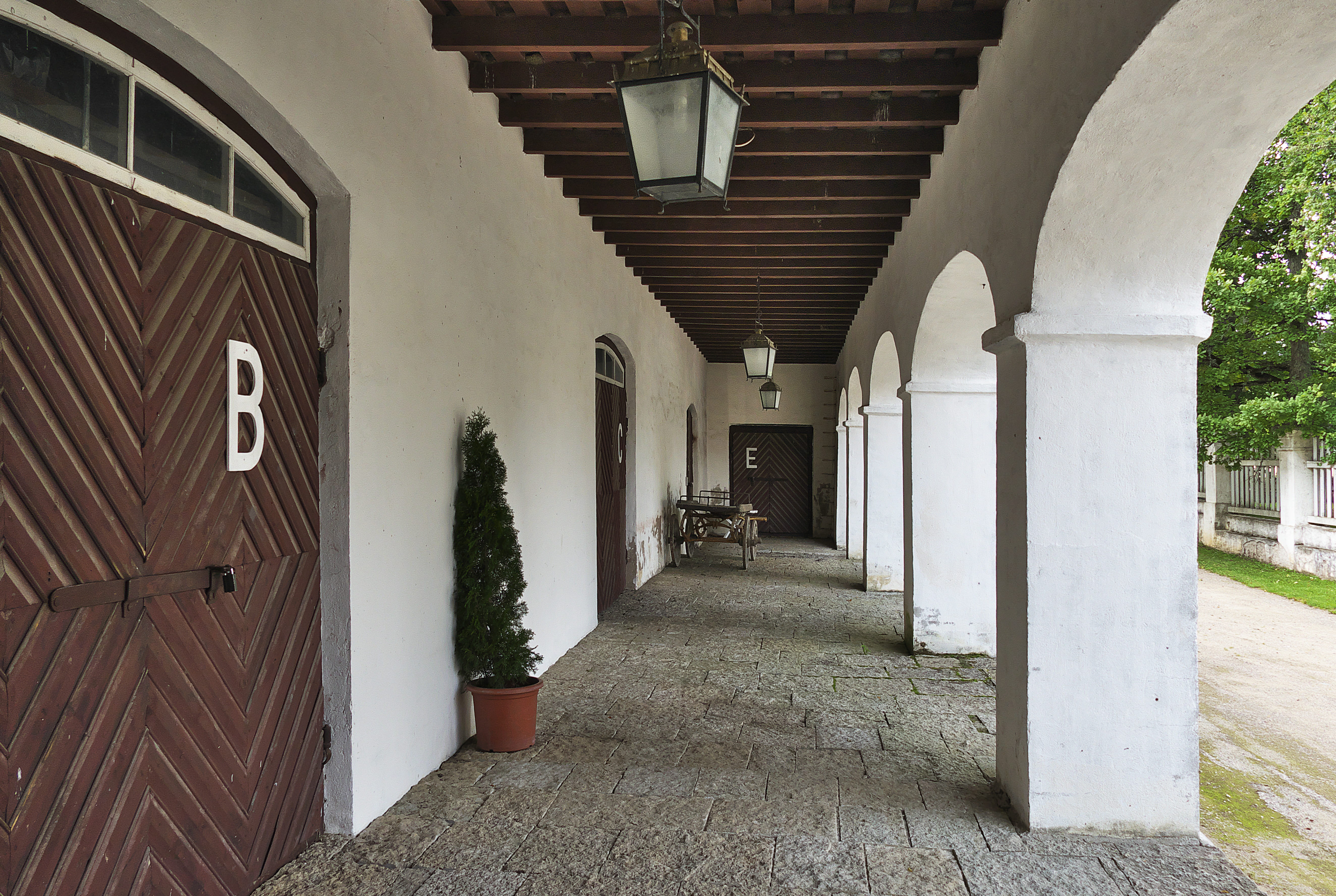 day, building, entrance, empty, arch, arcade, manor house, remise, colonnade, outdoors, ceiling, 5K, corridor, house, manor, architecture, door, palmse, HD Wallpaper
