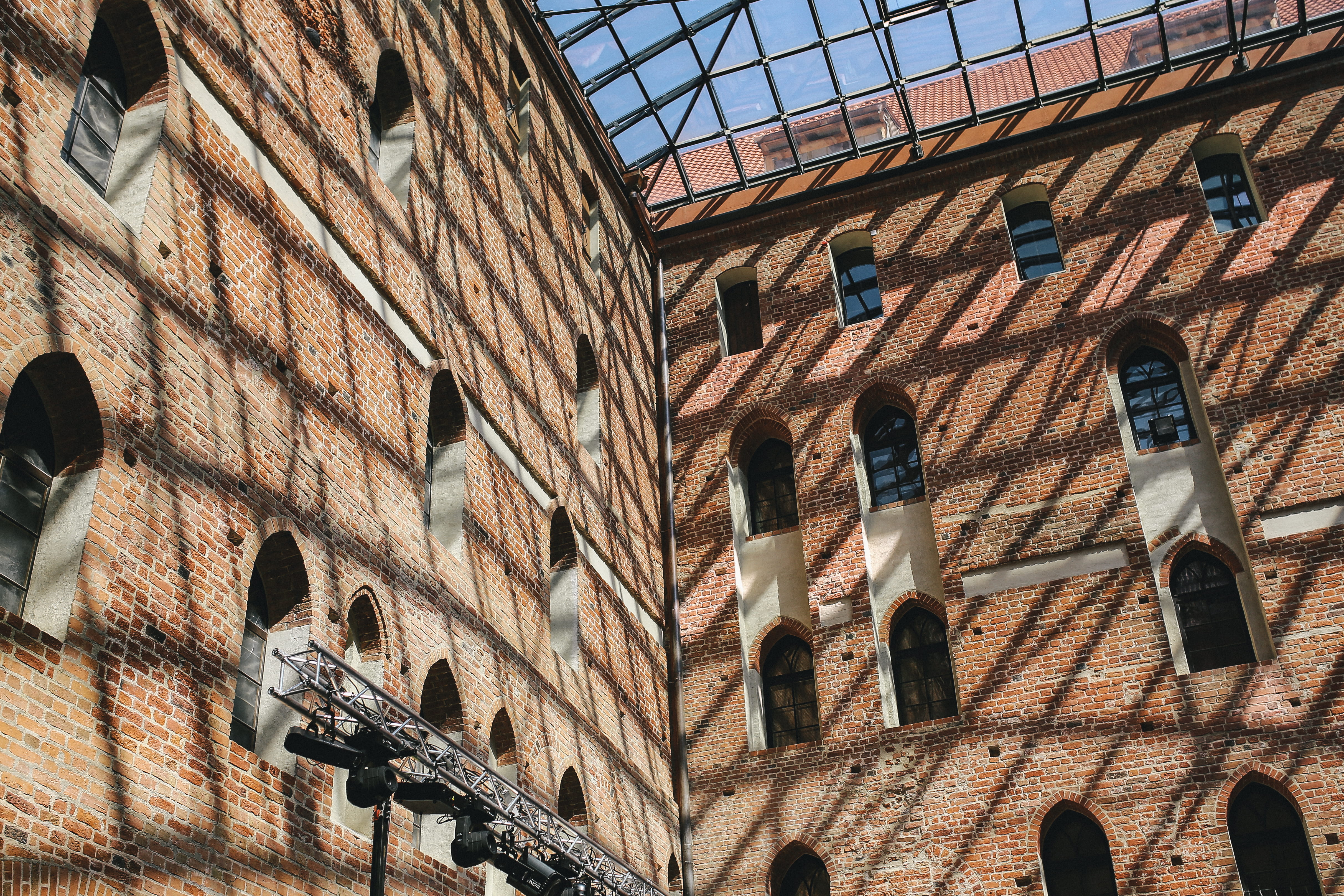 glass building, 4K, castle, history, the past, nature, travel, day, bricks, shadow, caucasian, vintage, brick, outdoors, no people, building Exterior, HD Wallpaper