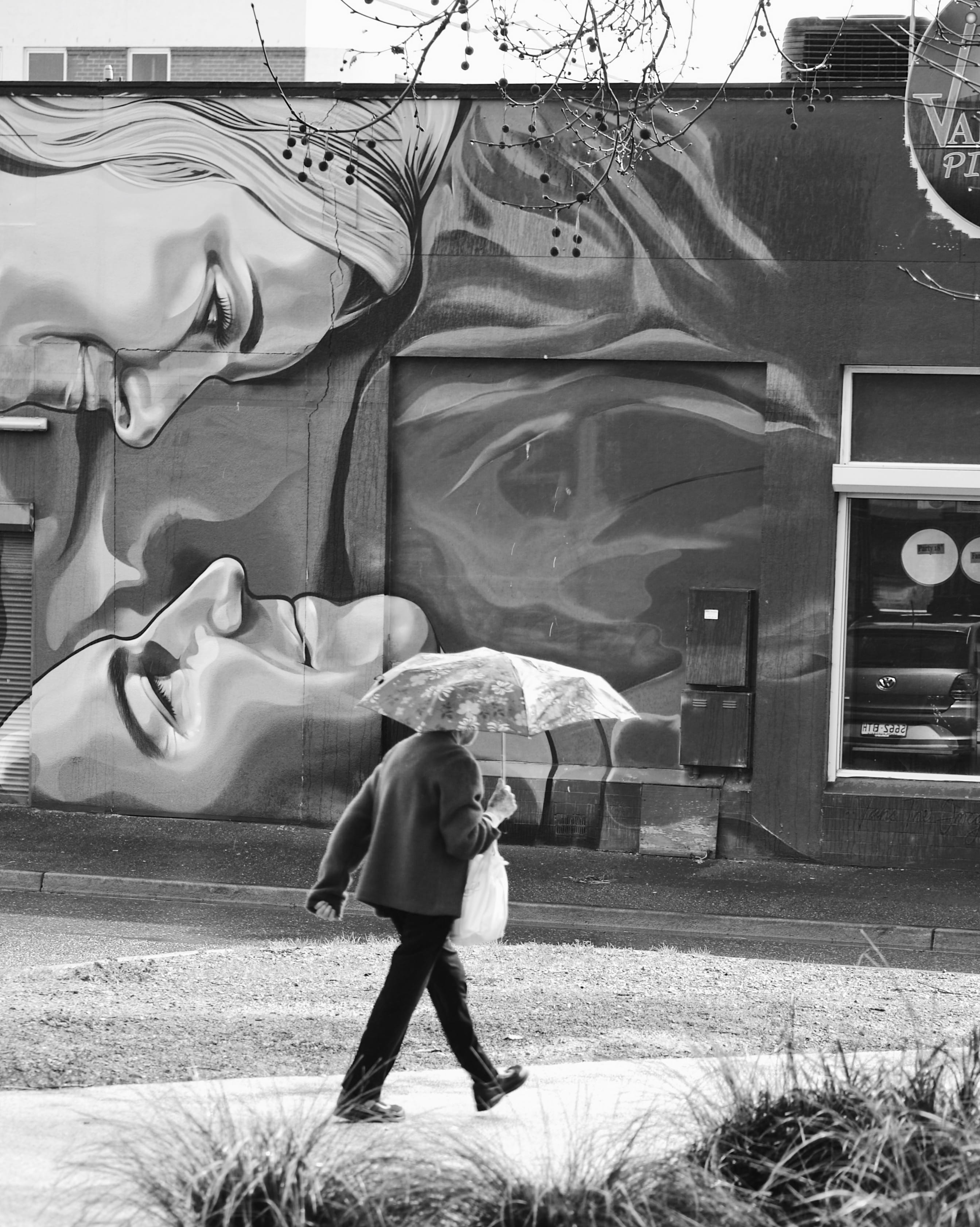 lifestyles, casual clothing, 2K, leisure activity, nature, art and craft, street art, full length, rear view, black and white, itsportadelaide, real people, Phone HD Wallpaper
