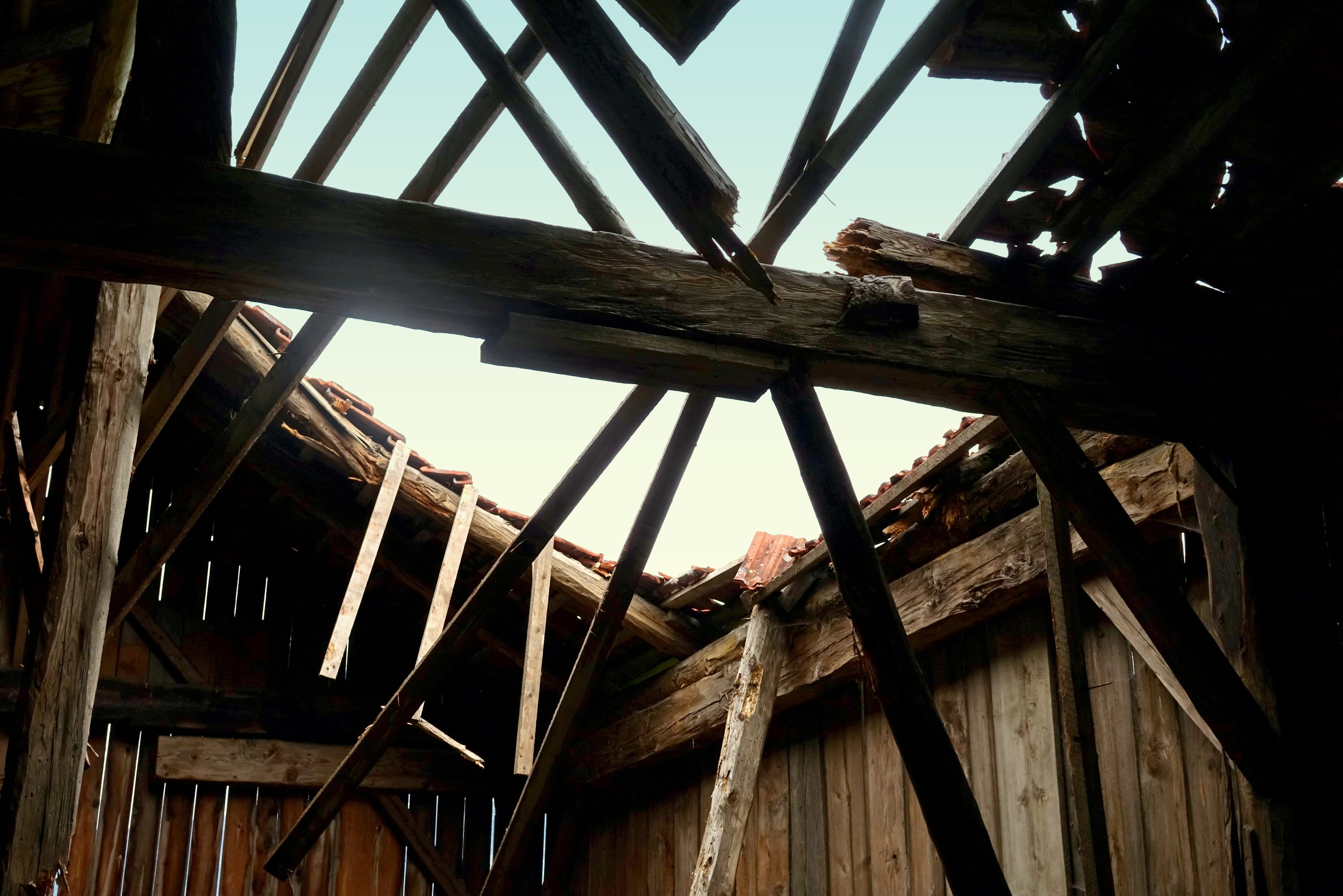 4K, decay, break up, obsolete, outdoors, ceiling, crash, scale, hut, sky, low angle view, lapsed, no people, damaged, barn, weathered, run-down, day, home, HD Wallpaper
