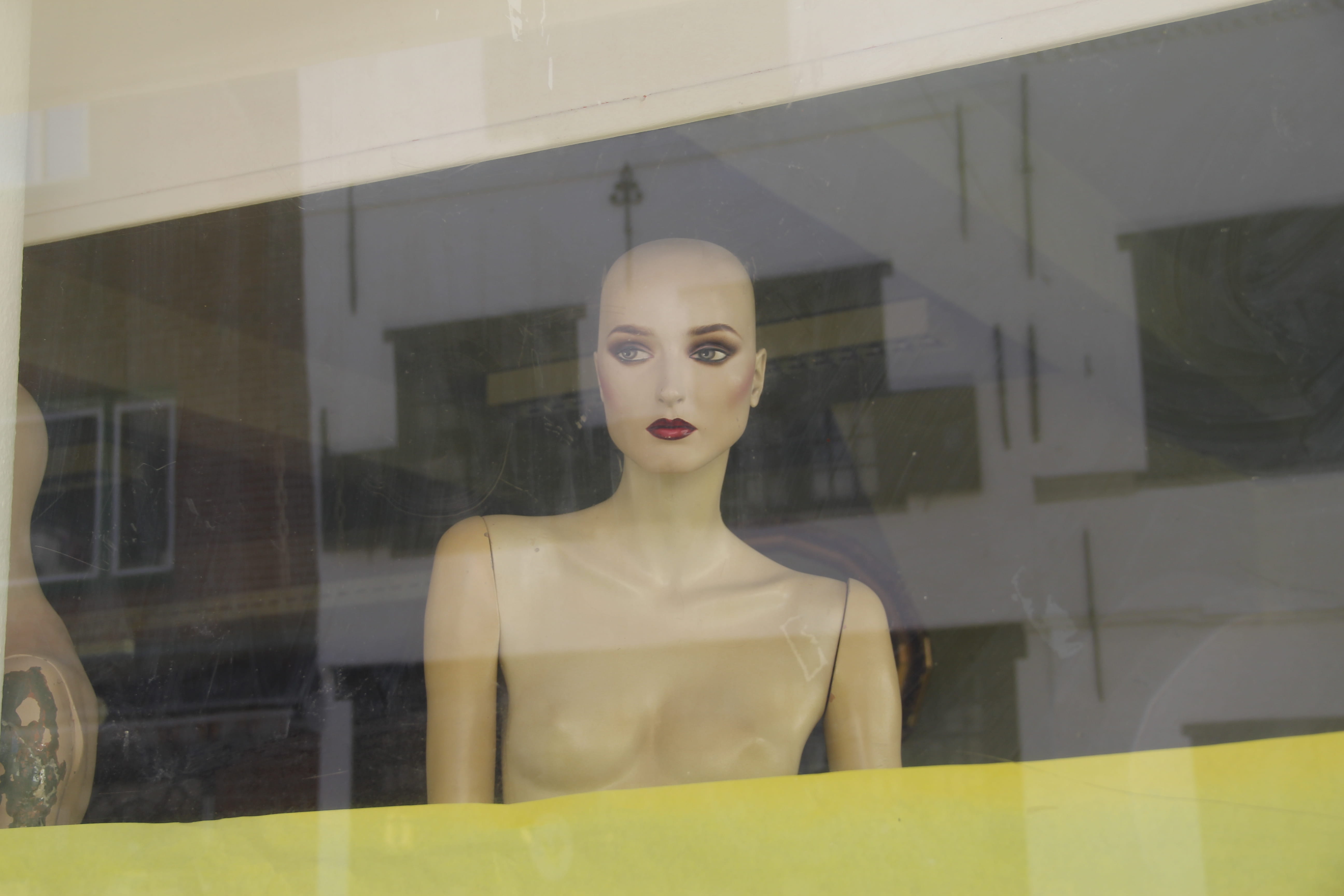 sale, blouse, mannequin, hat, schaufensterpuppe, apparel, store, sliding door, retail display, no people, clothing, grand theft auto, store window, window display, HD Wallpaper