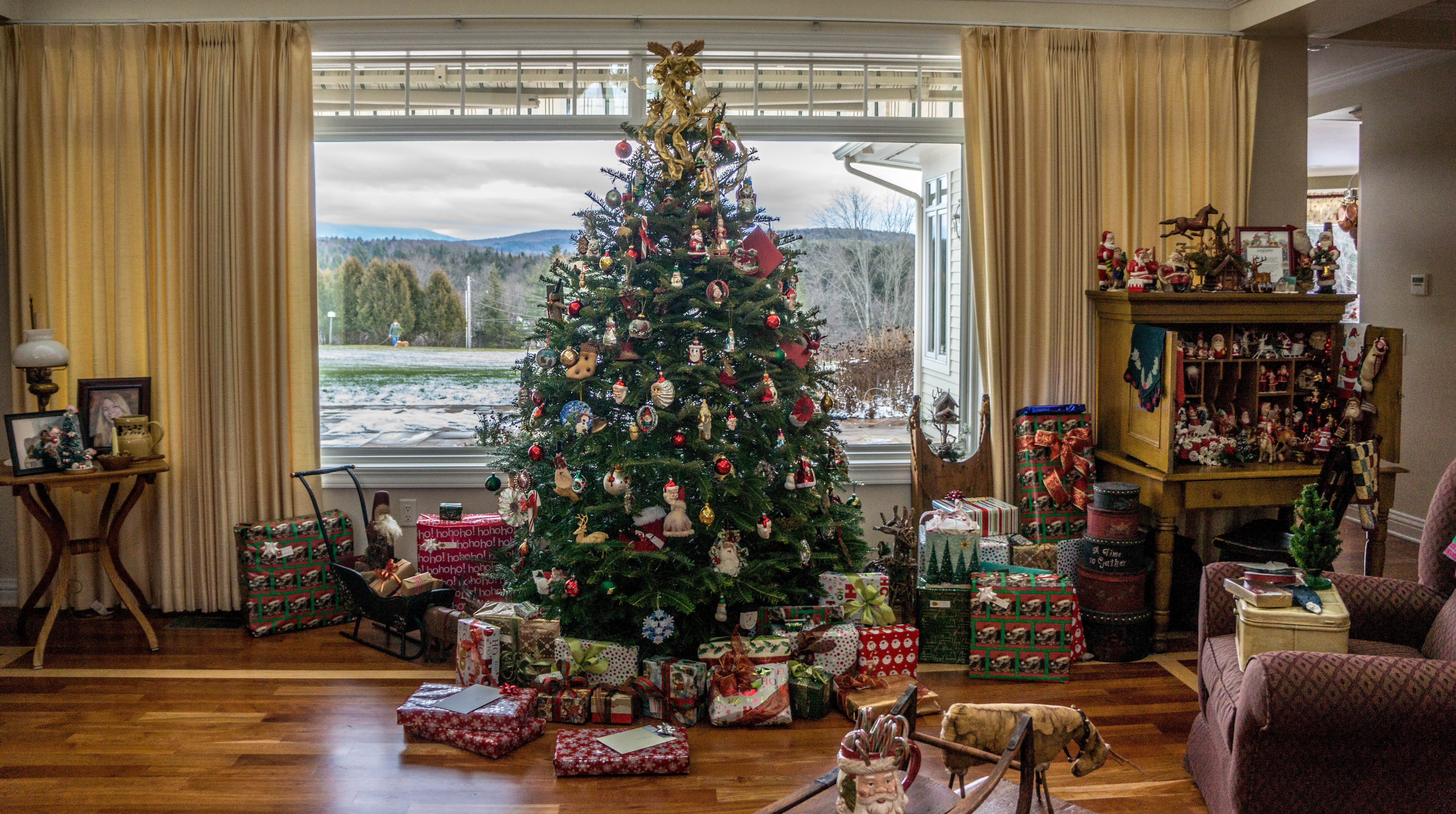 christmas decoration, home interior, gift, christmas tree, traditional decor, christmas ornament, domestic room, indoors, living room, holiday - event, HD Wallpaper