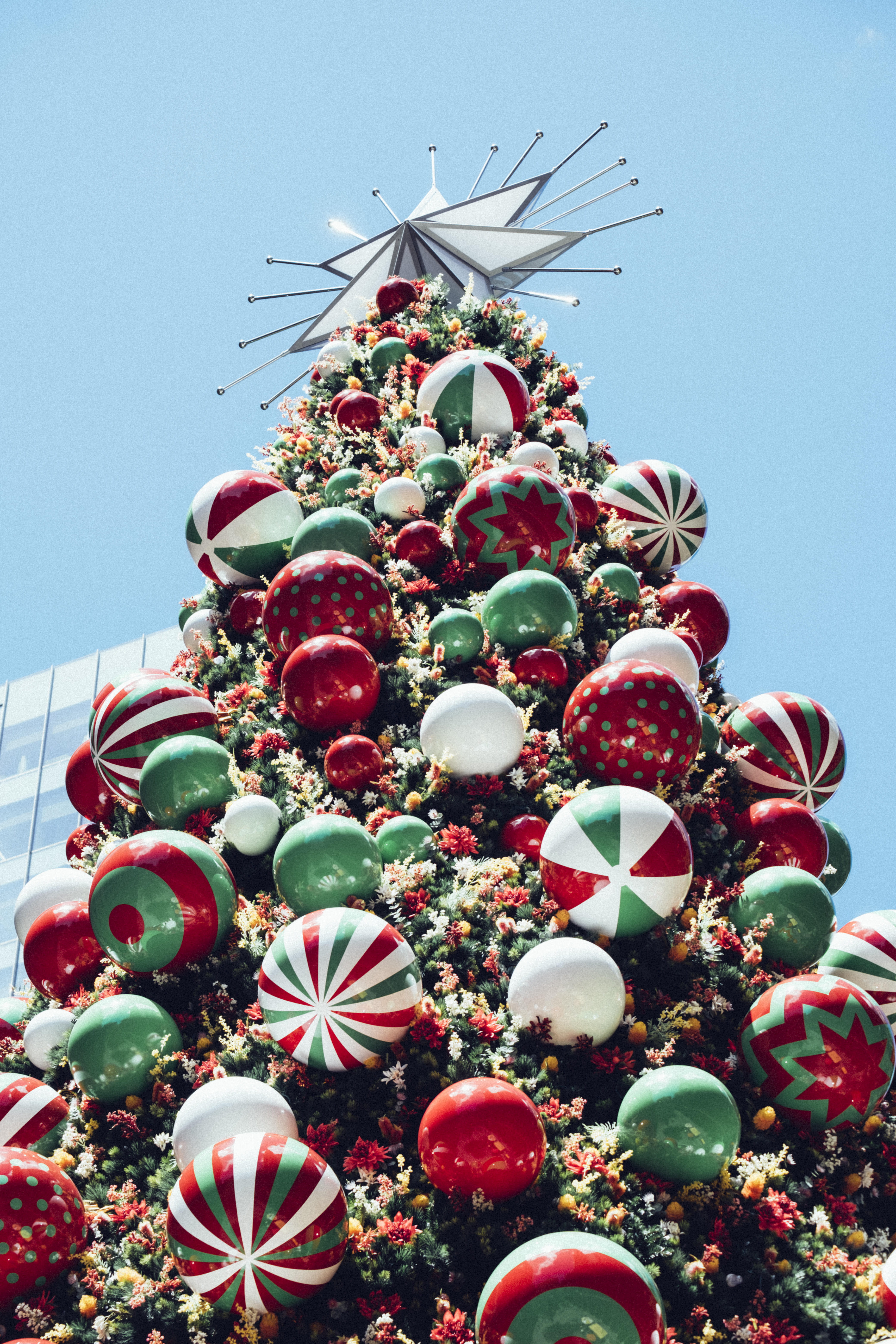 white, blue, ball, accessories, 5K, red, clear sky, holiday - event, crowd, plant, christmas decoration, ornament, celebration event, christmas, confetti, Phone HD Wallpaper