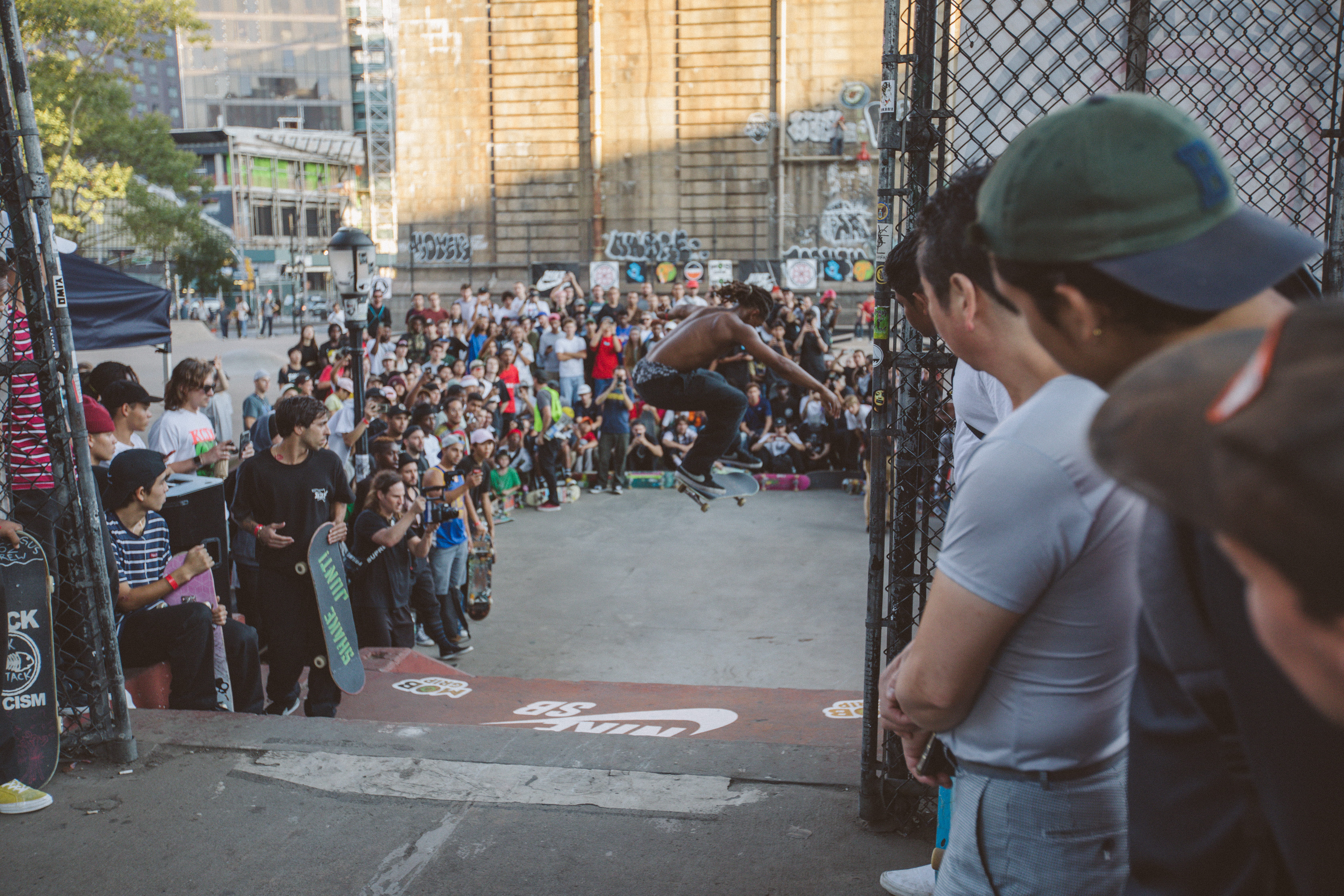built structure, women, apparel, tarmac, lifestyles, street, clothing, outdoors, urban, large group of people, casual clothing, new york city, crowd, sport, HD Wallpaper