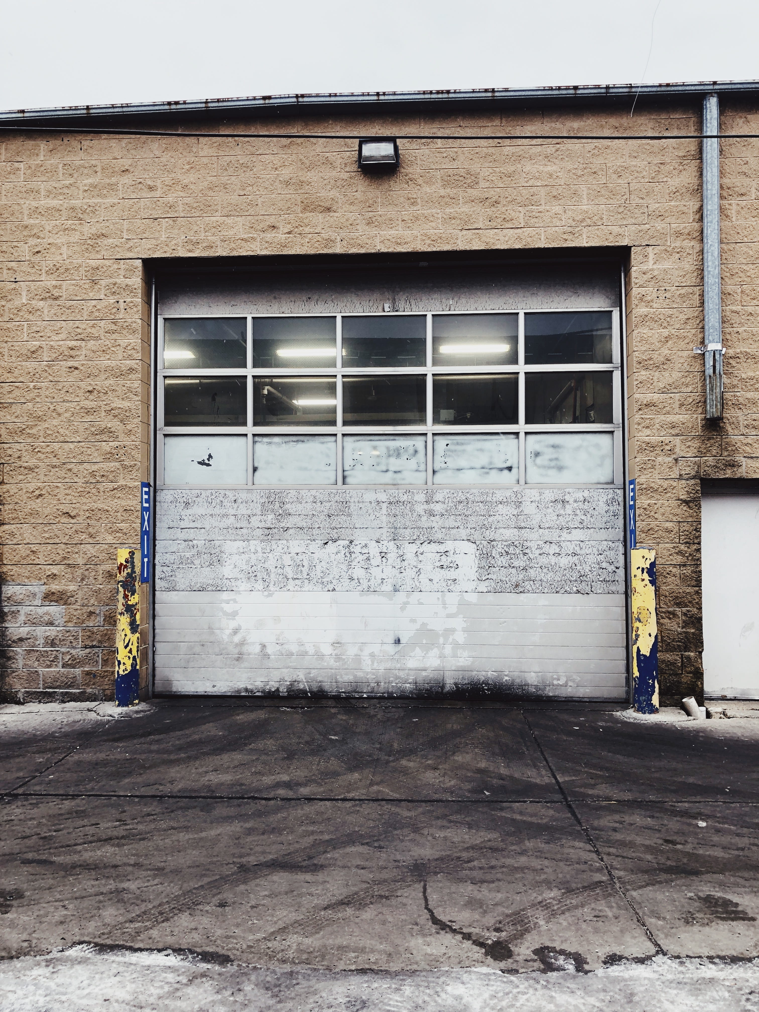 shutter, windy city, house, city, concrete, outdoors, 2950 w fullerton ave, wall - building feature, wall, 4K, united states, no people, building exterior, Phone HD Wallpaper