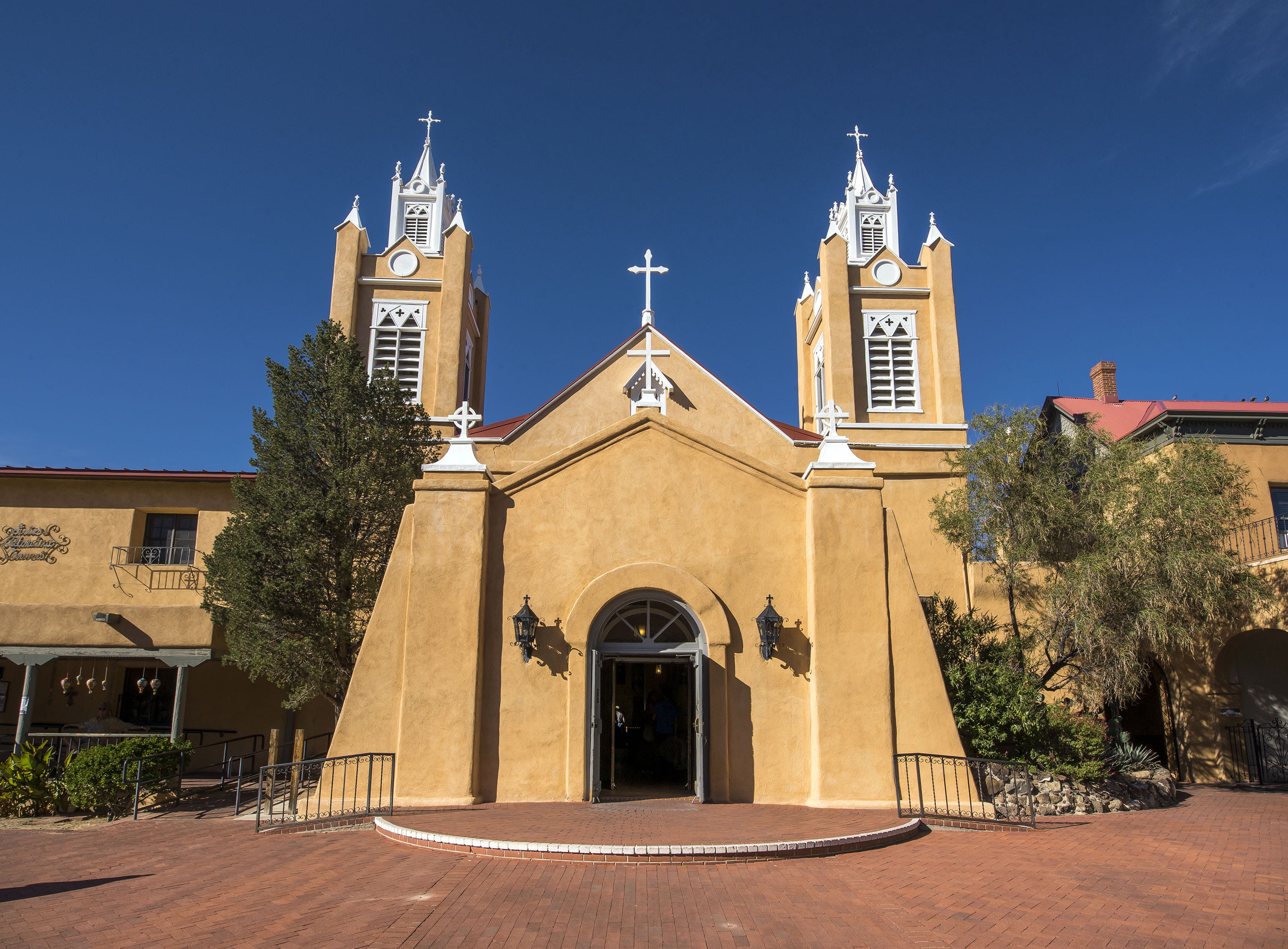 spire, united states, day, catholic, architecture, clock, sunlight, colors, adobe, 2K, albuquerque, sky, religion, blue sky, san felipe de neri, clear sky, HD Wallpaper