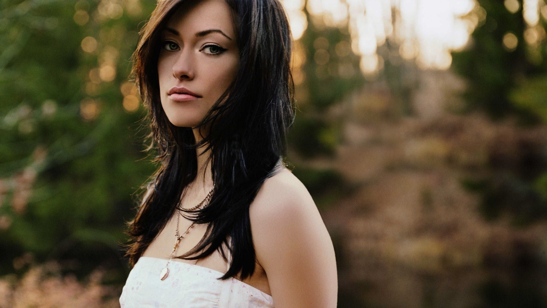 black hair, looking at camera, hairstyle, actress, hair, outdoors, fashion, long hair, necklace, young adult, brown hair, focus on foreground, adult, Olivia Wilde, HD Wallpaper