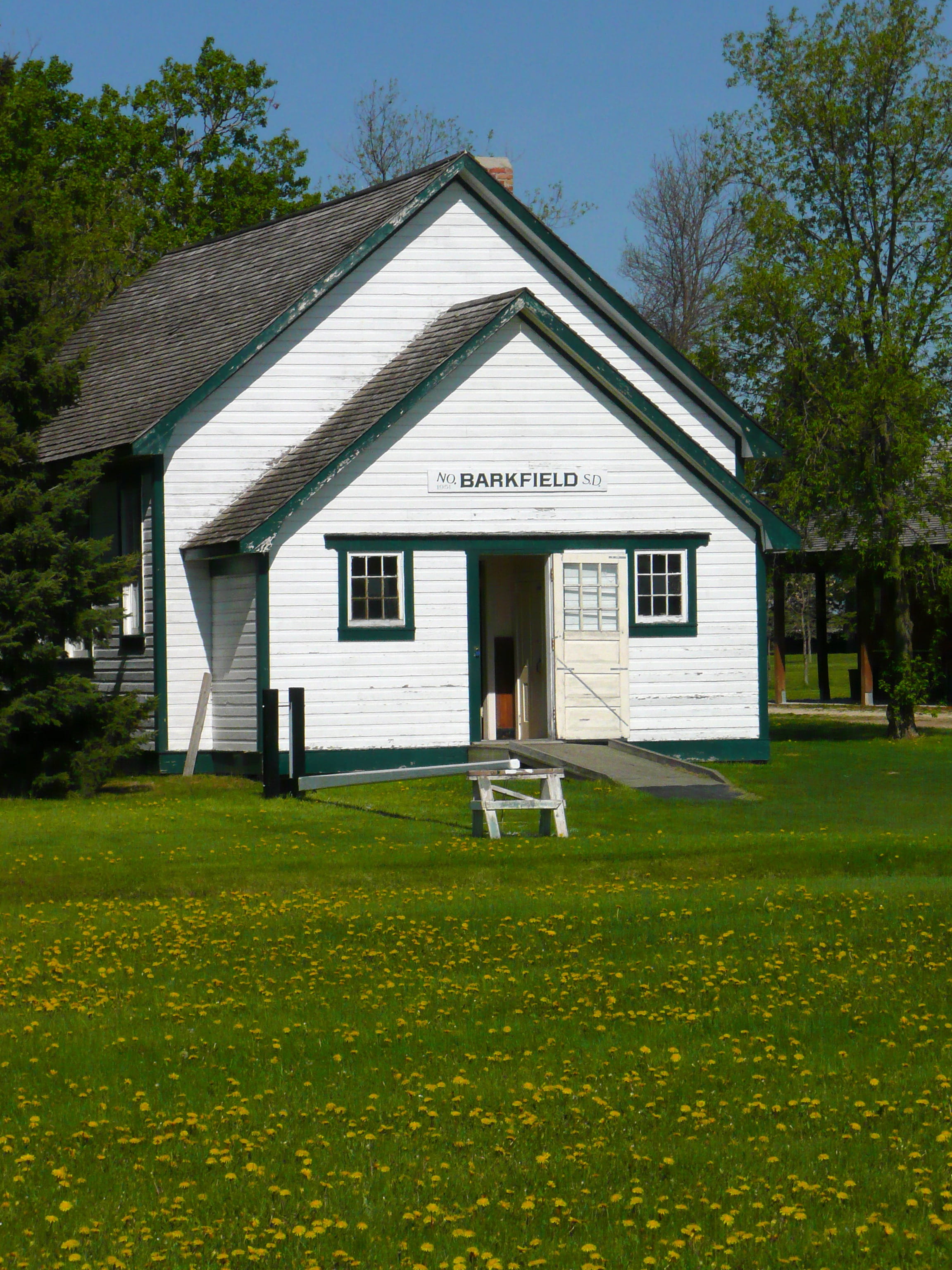 manitoba, day, canada, home ownership, town, outdoors, built structure, 2K, full length, nature, one person, Steinbach, village, land, old schoolhouse, Phone HD Wallpaper