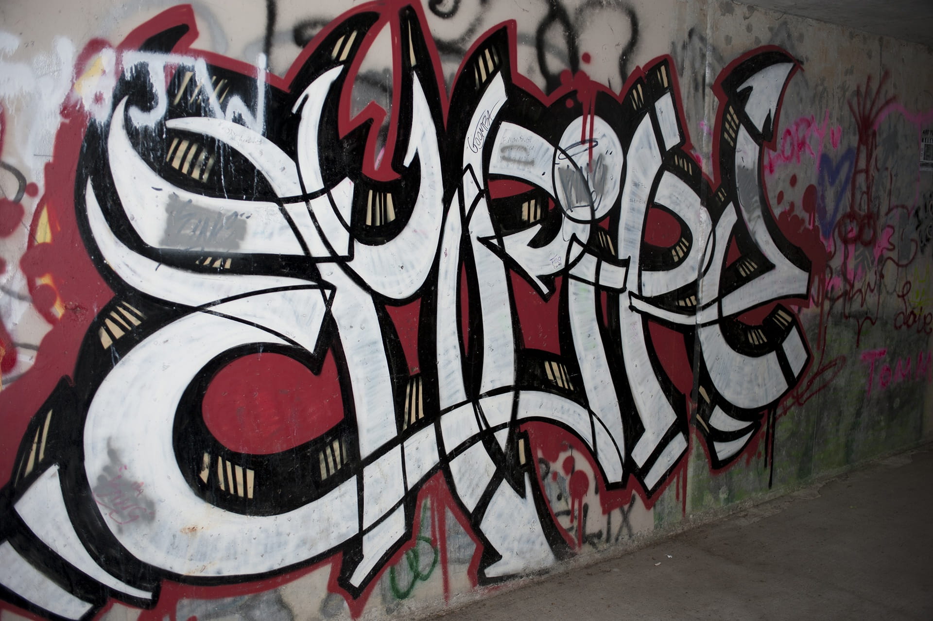 graffiti, day, close-up, 1080P, creativity, architecture, multi colored, city, red, built structure, representation, art and craft, rudeness, no people, HD Wallpaper