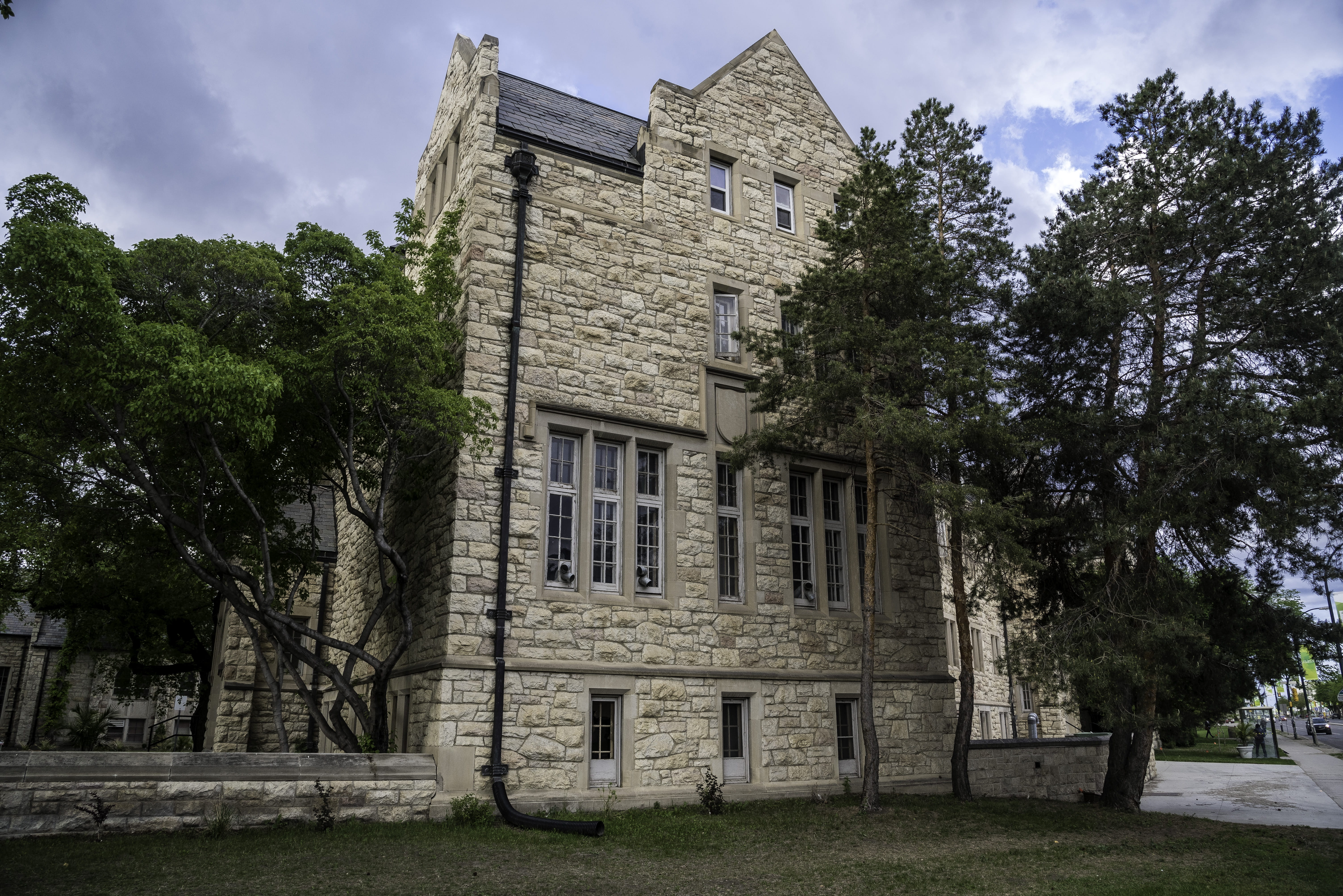 grass, andrew, near, saint, s, built Structure, Saskatoon, house, University, sky, window, growth, college, walls, building Exterior, low angle view, canada, HD Wallpaper