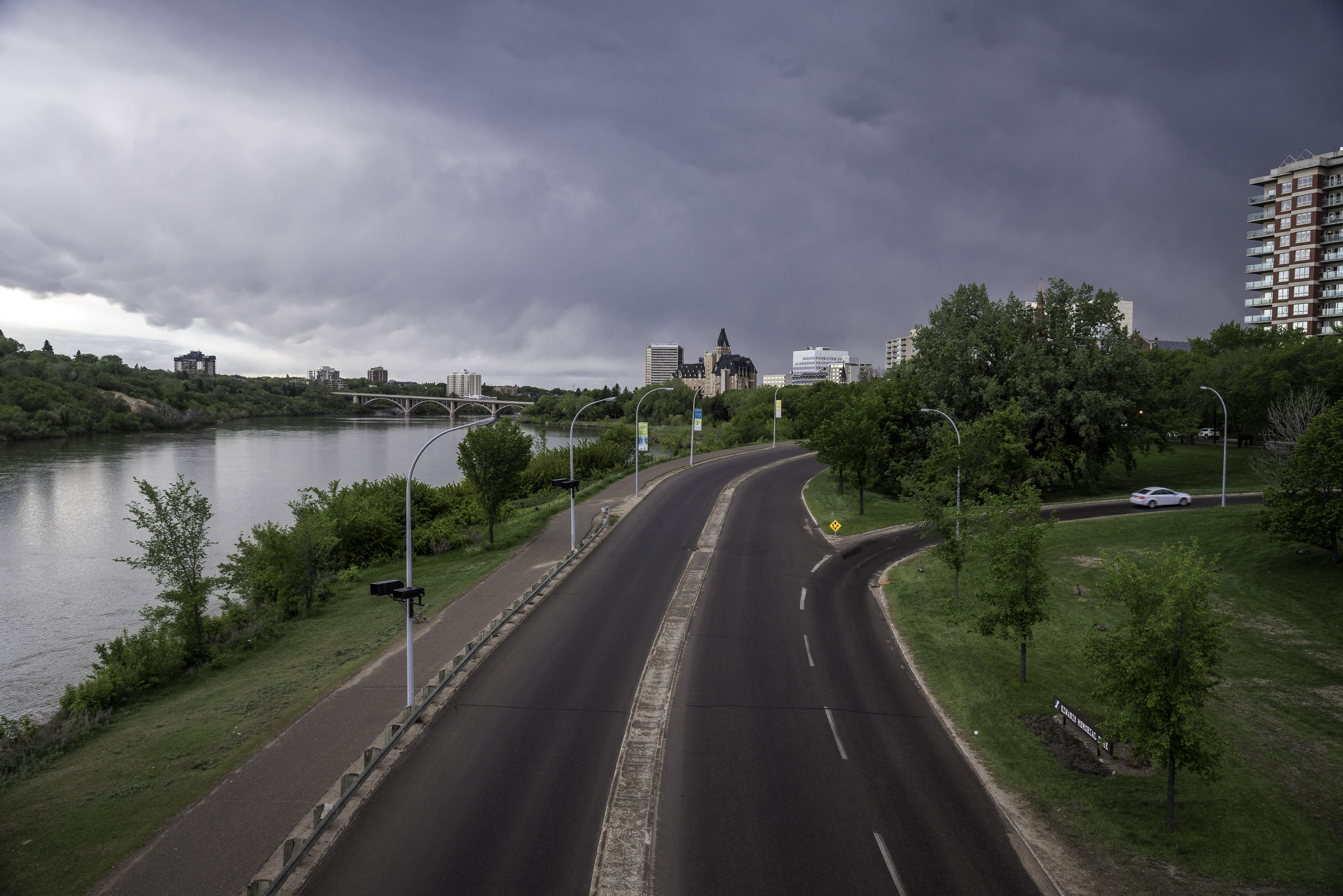 bridge - Man Made Structure, direction, saskachewan, the way forward, day, no people, city, marking, diminishing perspective, Saskatoon, building exterior, HD Wallpaper