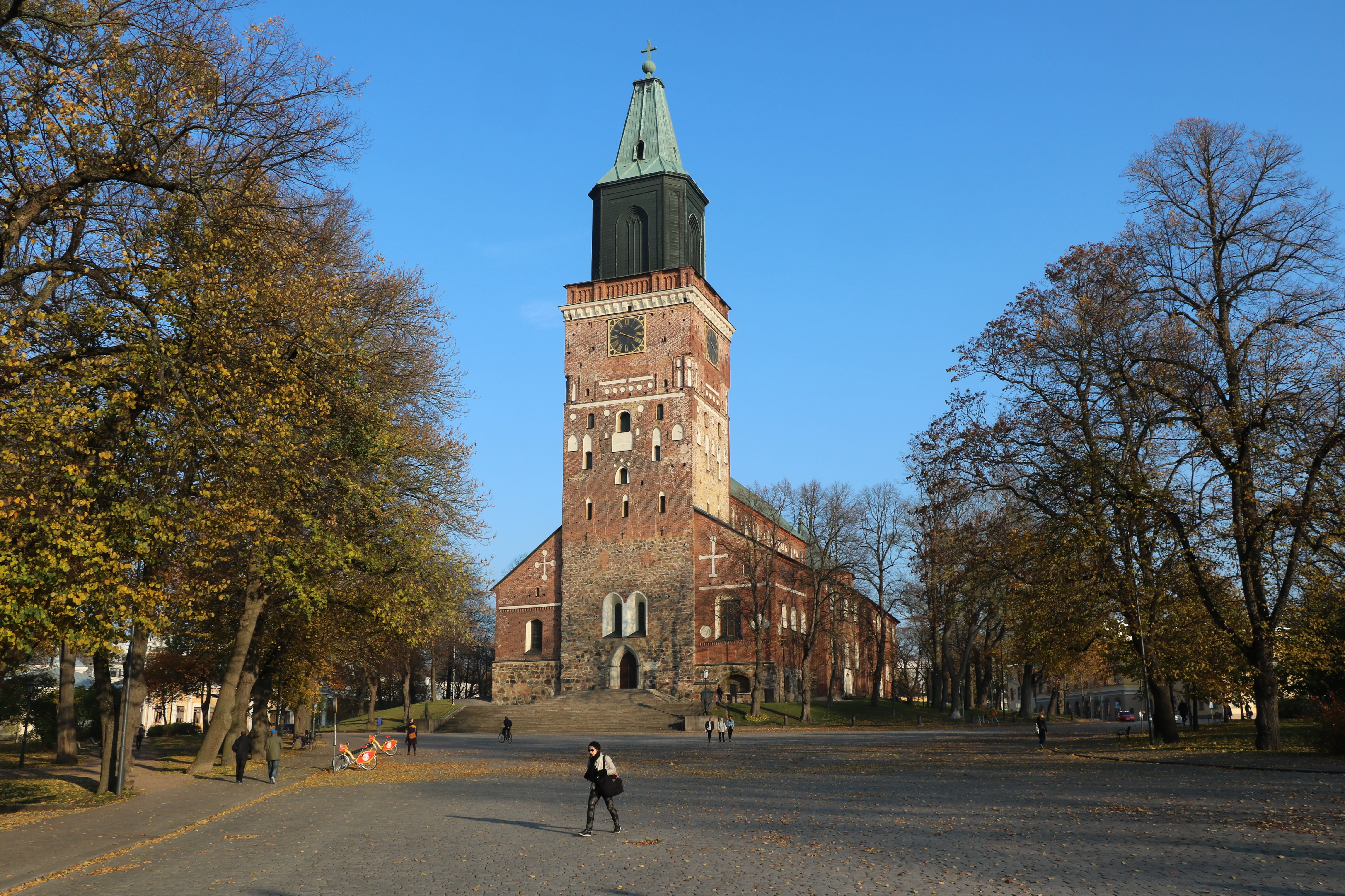 5K, autumn, incidental people, turku, religion, travel destinations, tower, belfry, outdoors, place of worship, change, nature, built structure, tree, HD Wallpaper