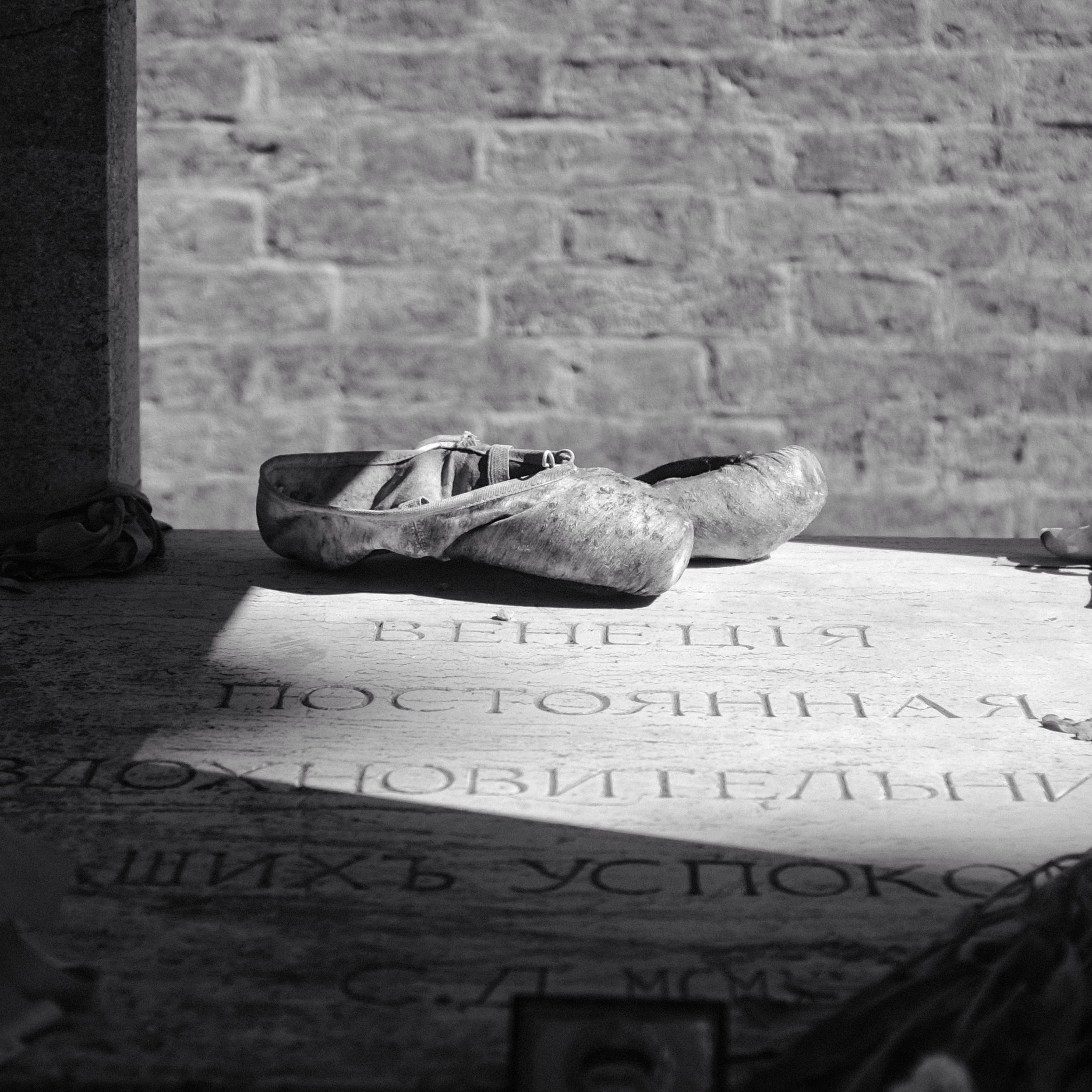 wheel, sadness, clothing, apparel, brick wall, floor, footwear, text, boot, city, unemployment, communication, spoke, 2K, alloy wheel, steeple, script, Phone HD Wallpaper