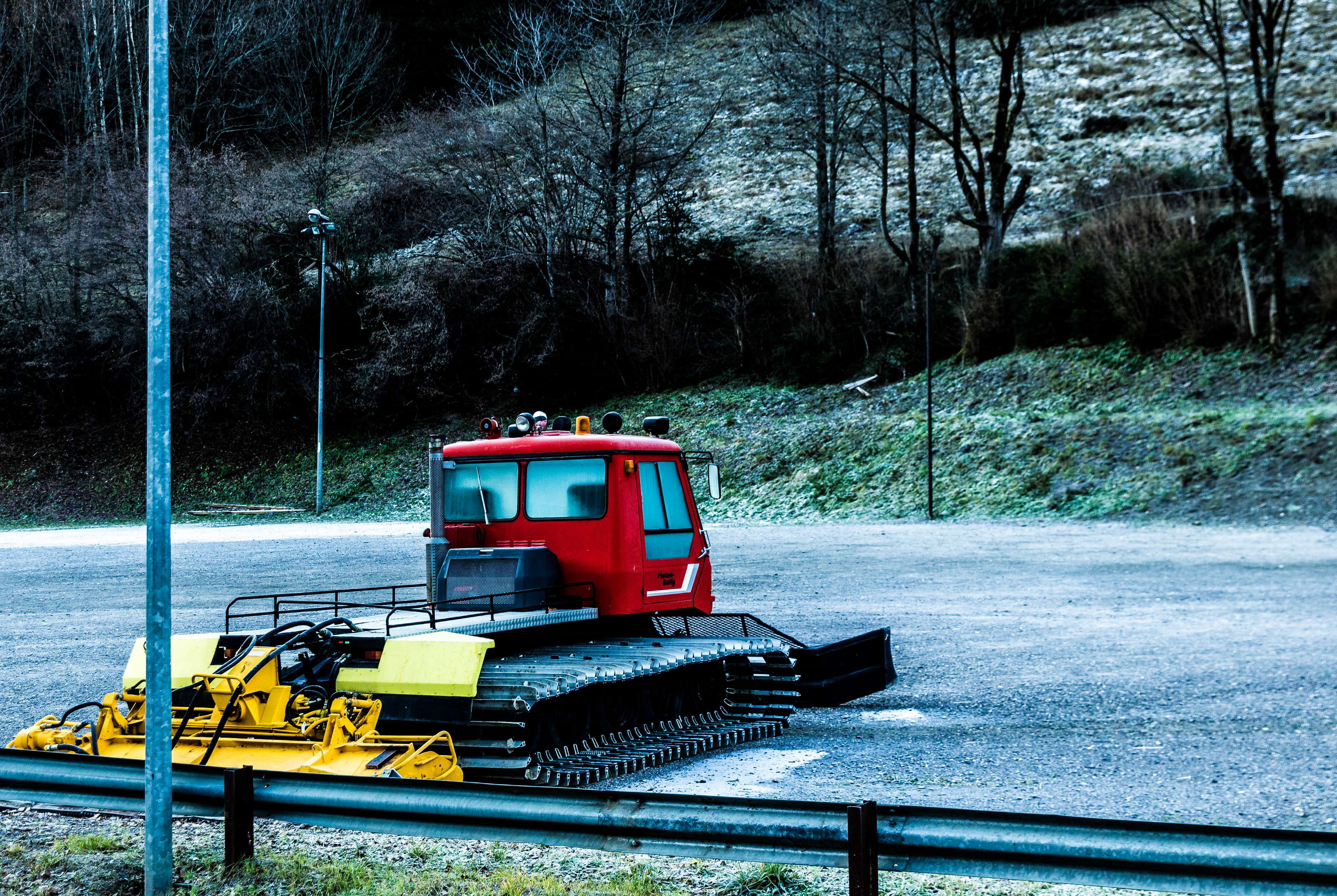field, hiver, 4K, truck, neige, machine, growth, motion, parking, land vehicle, transportation, red, useless, outdoors, machinery, forest, chasse neige, HD Wallpaper