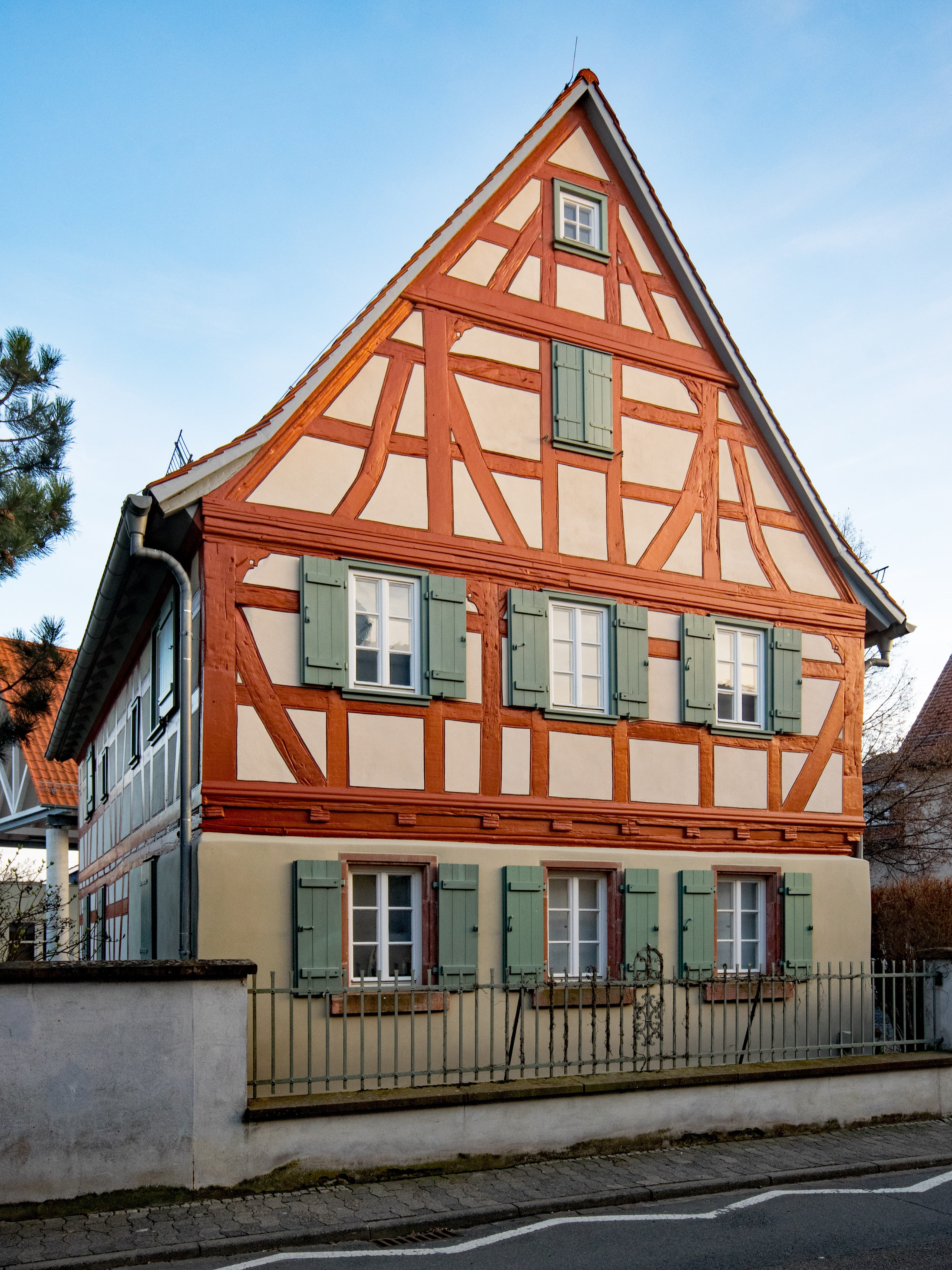facade, goddelau, city, georg büchner, outdoors, road, sky, hesse, building, fachwerkhaus, residential district, transportation, places of interest, window, Phone HD Wallpaper