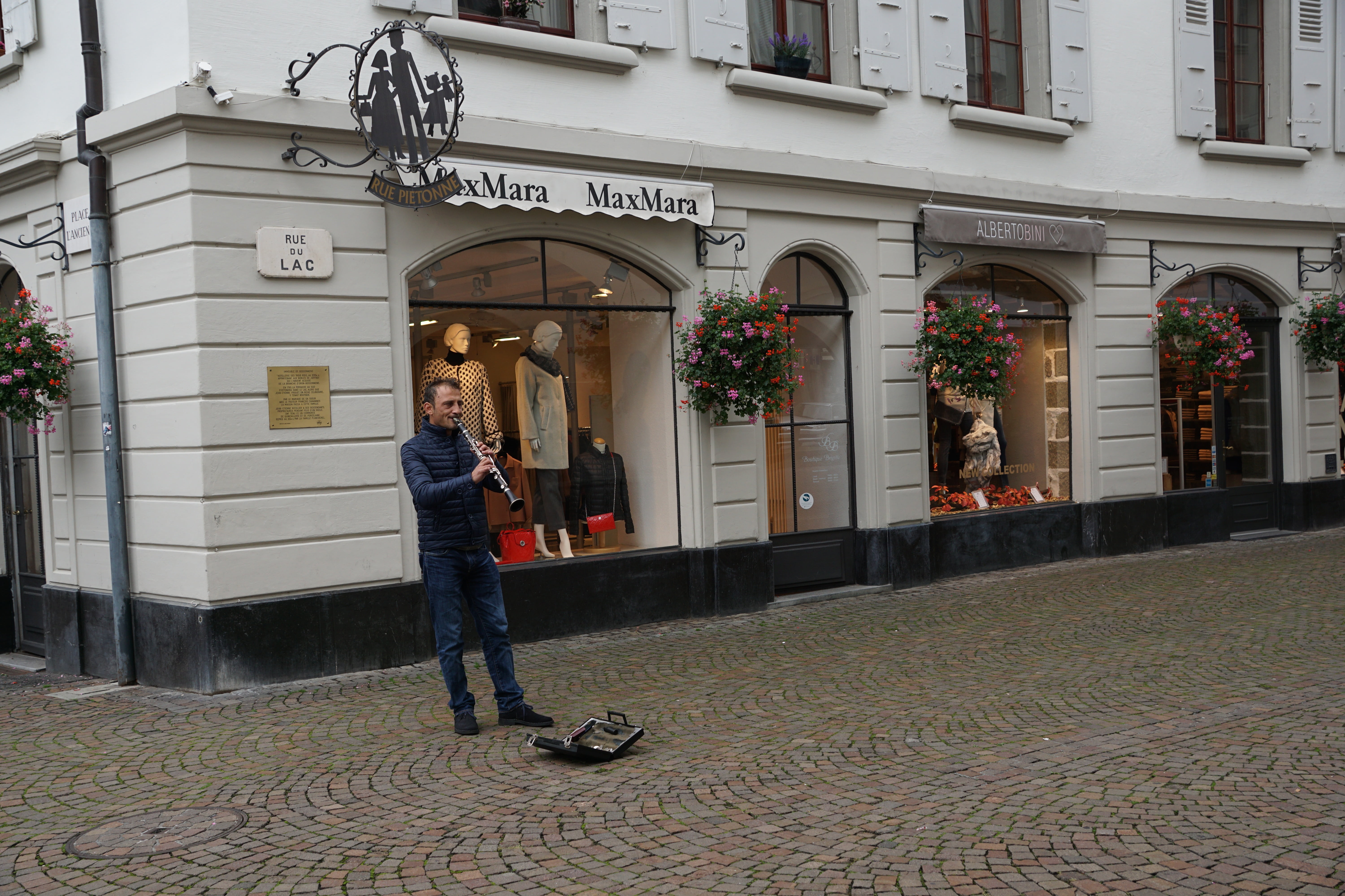 building exterior, street musicians, vevey, play, women, 5K, casual clothing, music, young women, architecture, art, standing, day, road, real people, HD Wallpaper