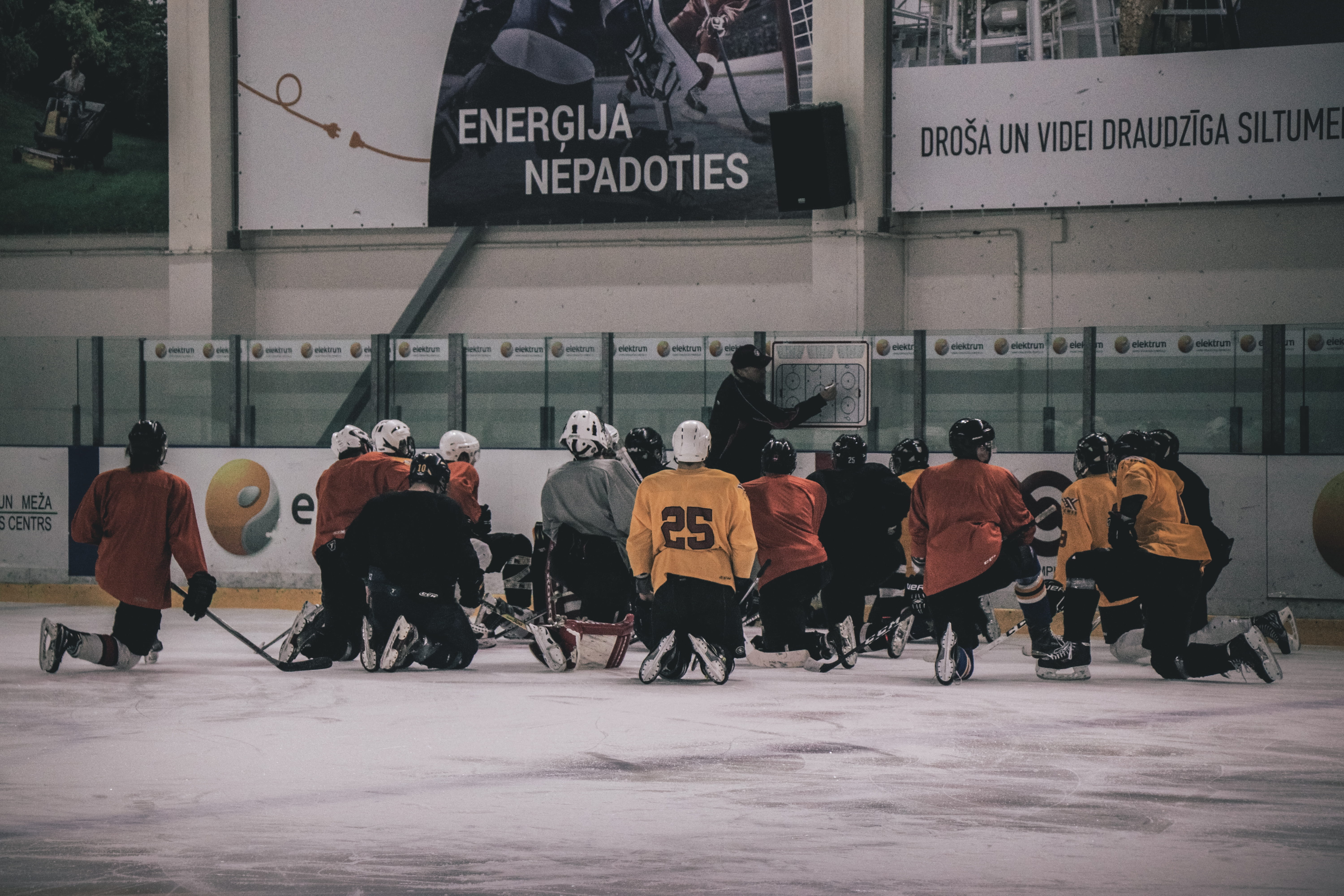built structure, real people, text, field, hockey, city, coach, 5K, sign, building exterior, group of people, non-western script, ice hockey, front, player, HD Wallpaper