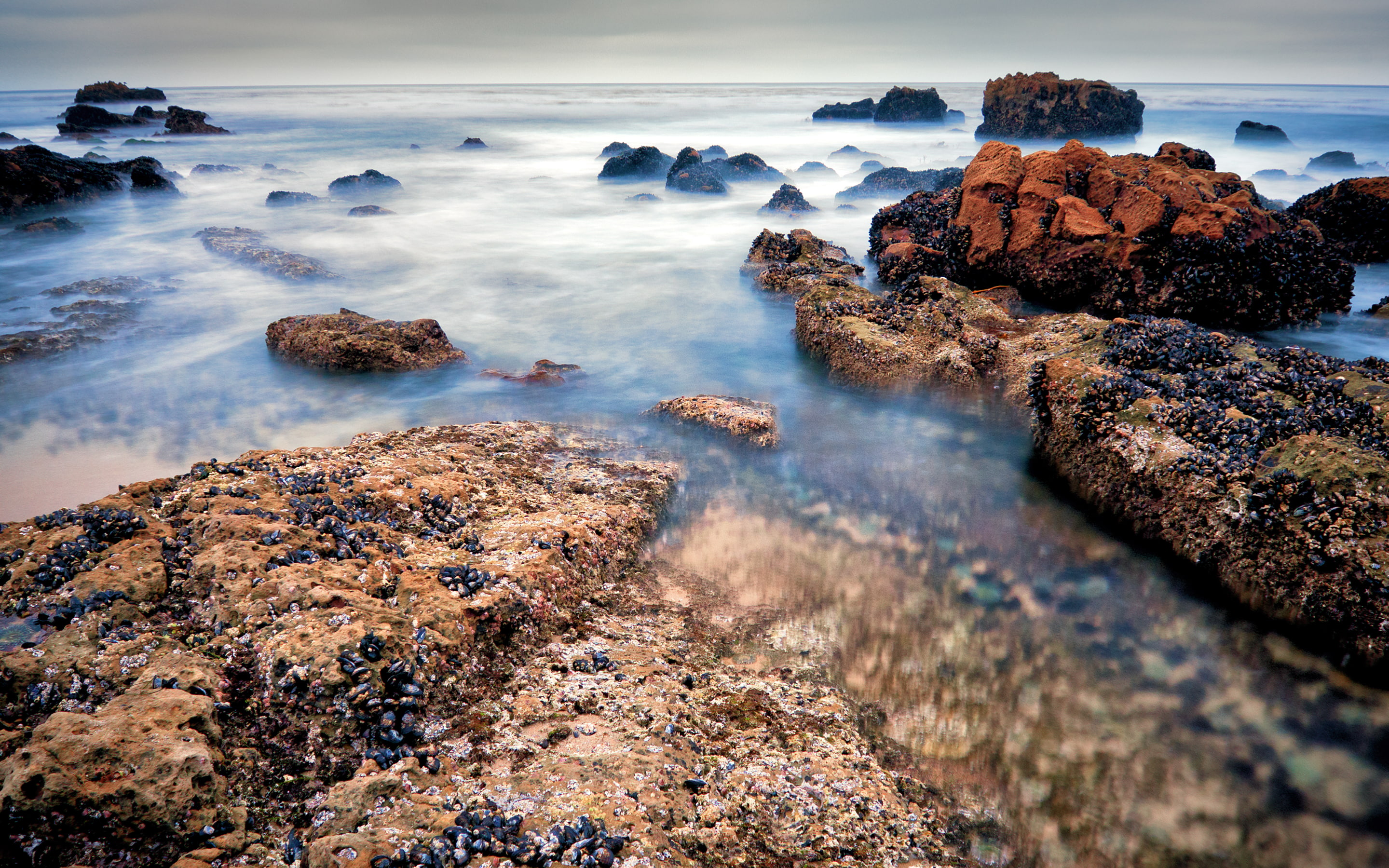 rising, 2K, long exposure, cloud - sky, tranquility, horizon over water, sea, tides, beach, water, motion, rock formation, outdoors, nature, rock, rock - object, HD Wallpaper