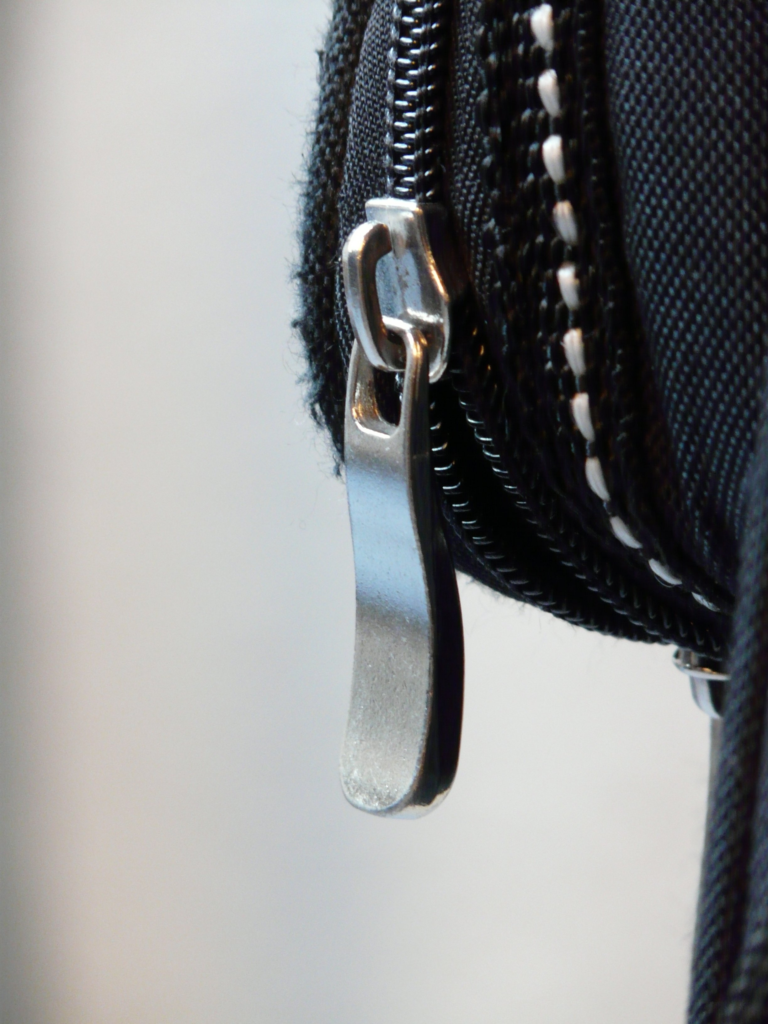 zippverschluss, margin, studio shot, zip, selective focus, focus on foreground, copy space, still life, hanging, single object, leather, open, personal accessory, Phone HD Wallpaper