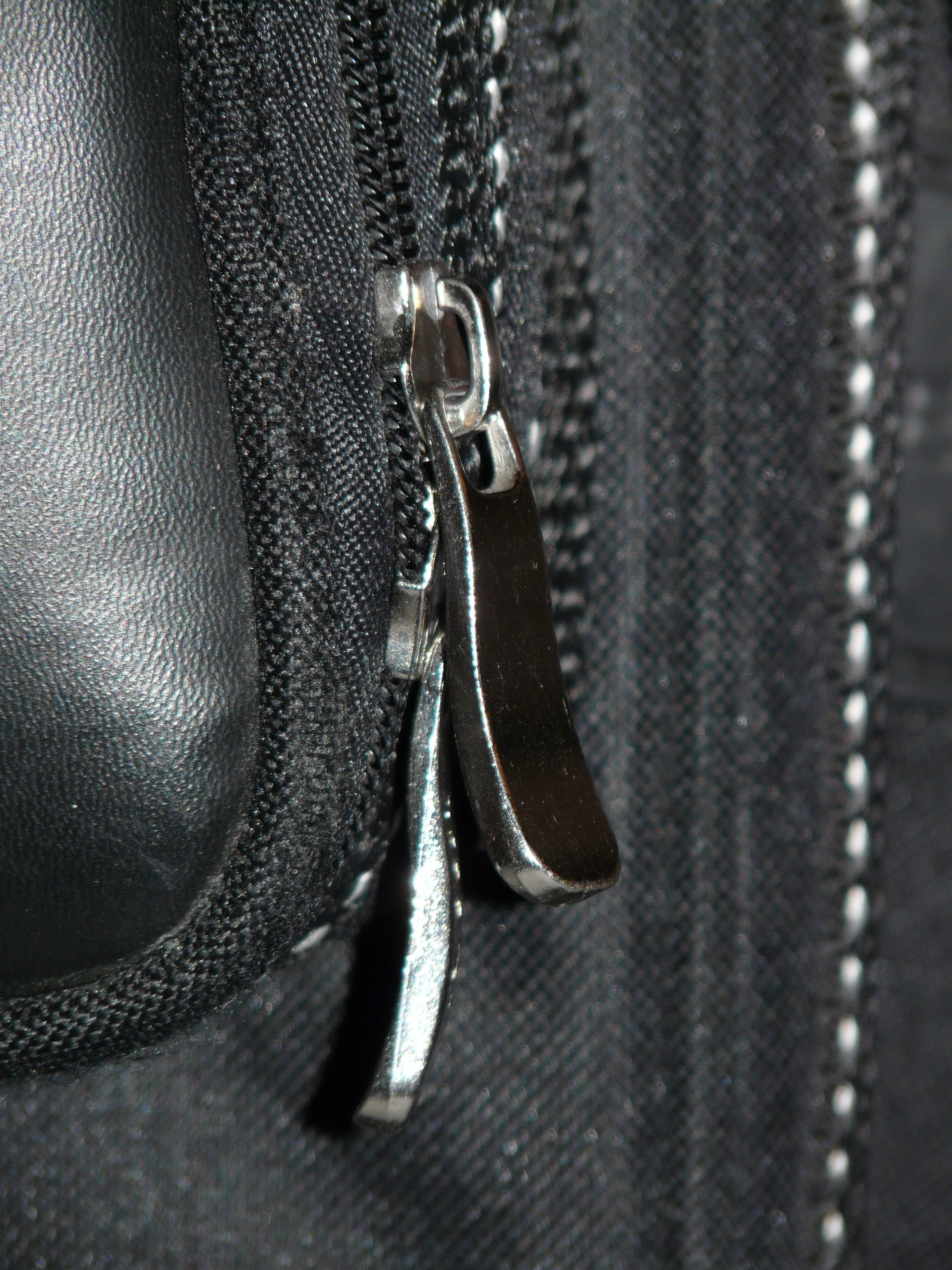 margin, leather, open, jewelry, fashion, metal, close-up, bag, chain, zipp, still life, textile, make to, zipper, necklace, 2K, closure, focus on foreground, Phone HD Wallpaper