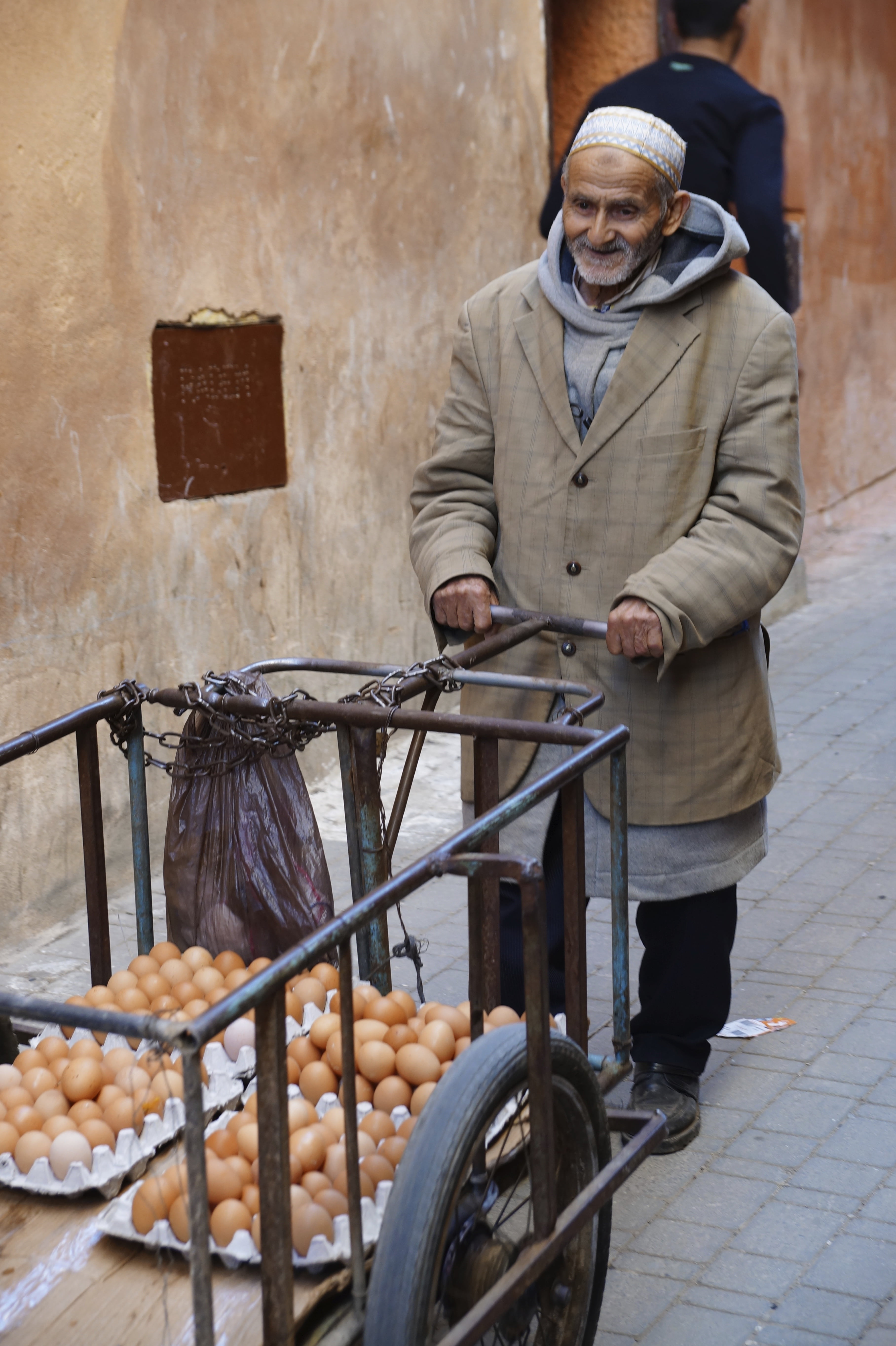 outdoors, men, real people, eggs, food and drink, clothing, holding, portrait, morocco, warm clothing, food, market, hat, males, man, standing, one person, Phone HD Wallpaper
