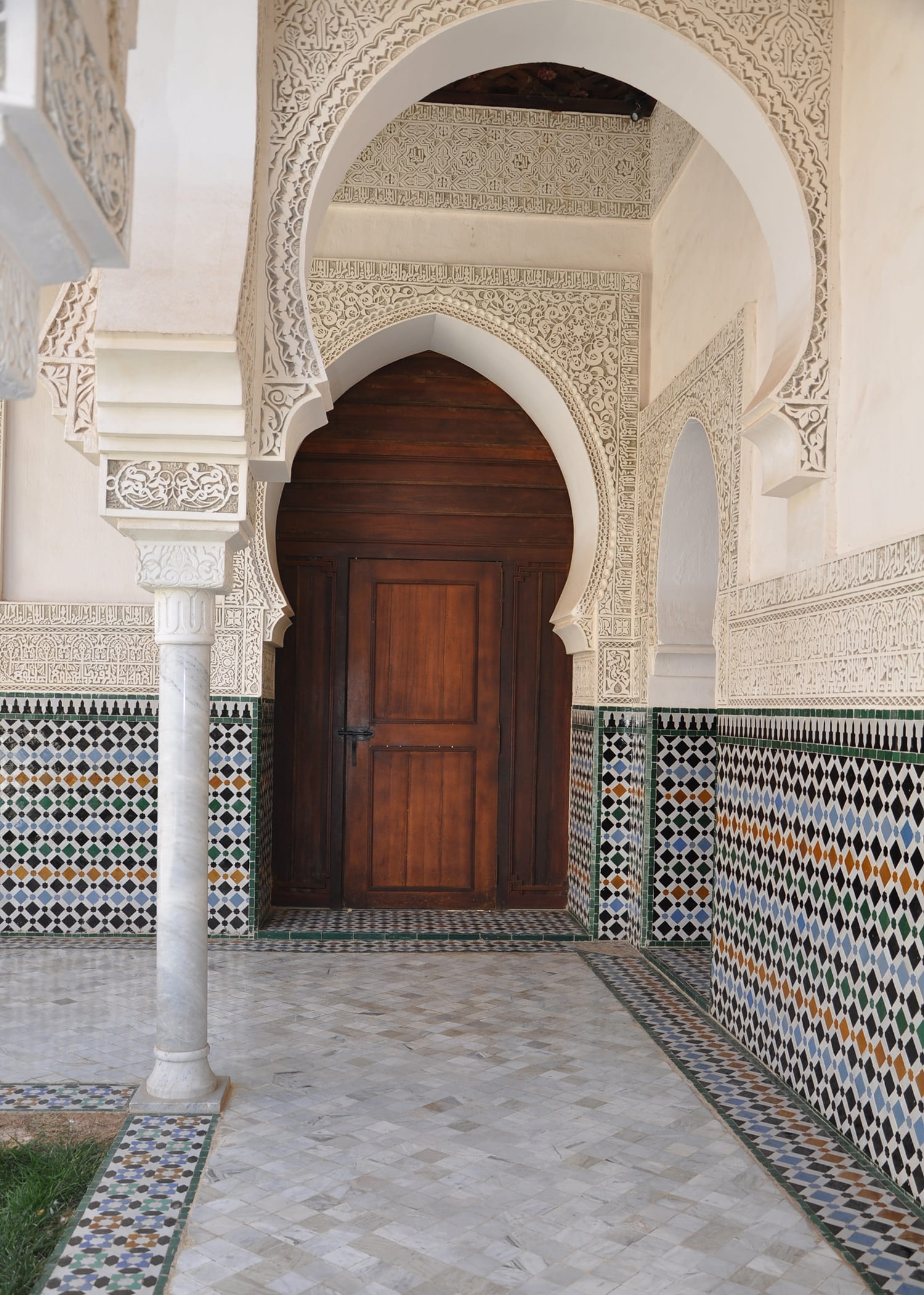 ceiling, corridor, design, the past, pattern, building, flooring, architectural column, architecture, building exterior, 1080P, the palais el mechouar, Phone HD Wallpaper