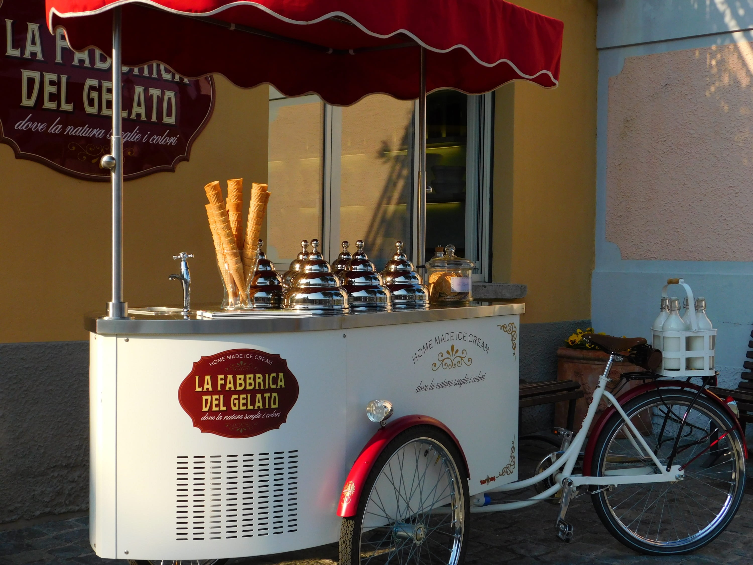 2K, nature, western script, city, ice cream parlor walking, day, building exterior, business, outdoors, communication, text, bicycle, architecture, cream, HD Wallpaper