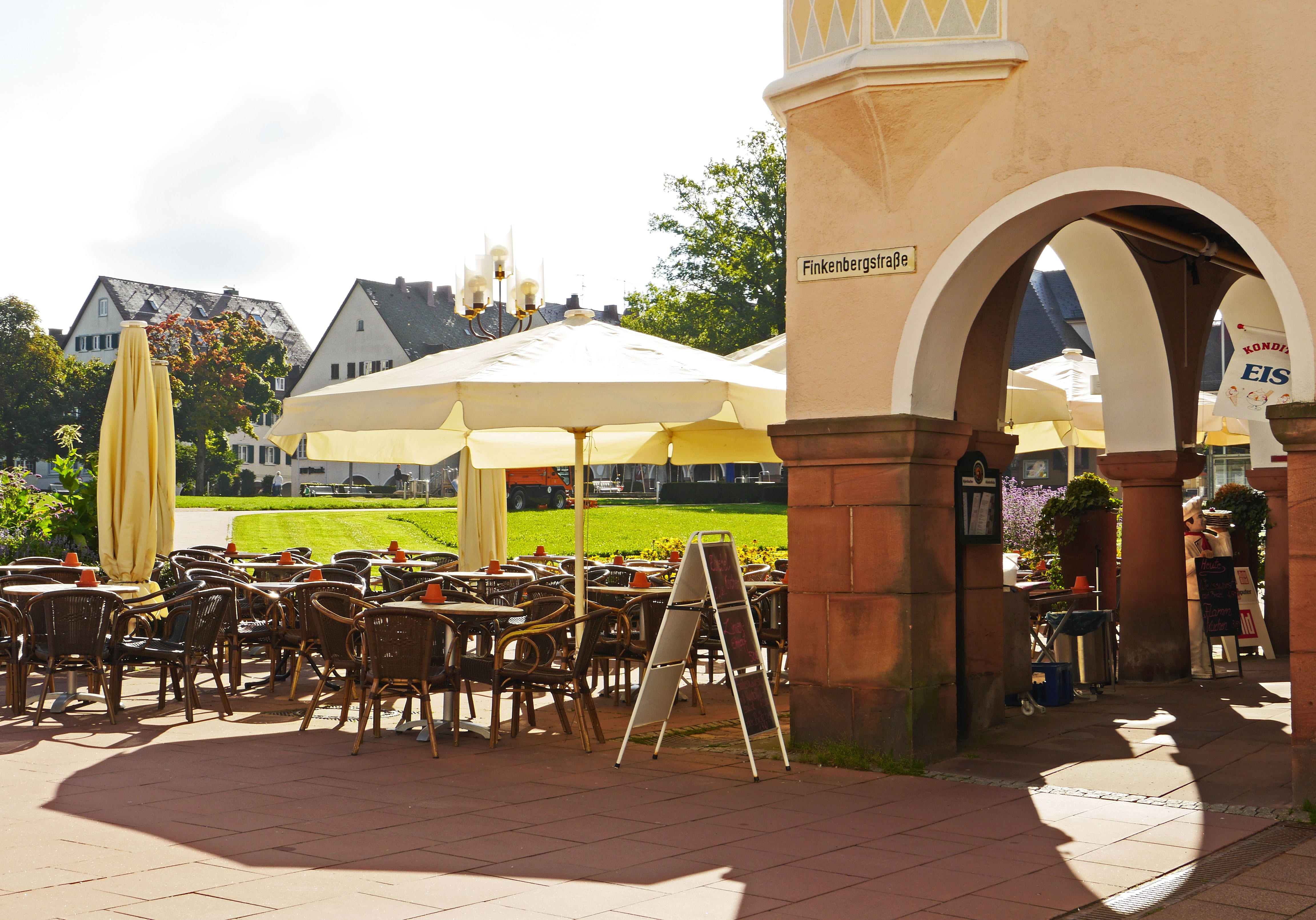 chair, outdoors, 4K, business, enjoy, parasol, pastry shop, setting, coffee, city, freudenstadt, ice cream parlor, day, no people, restaurant, architecture, HD Wallpaper