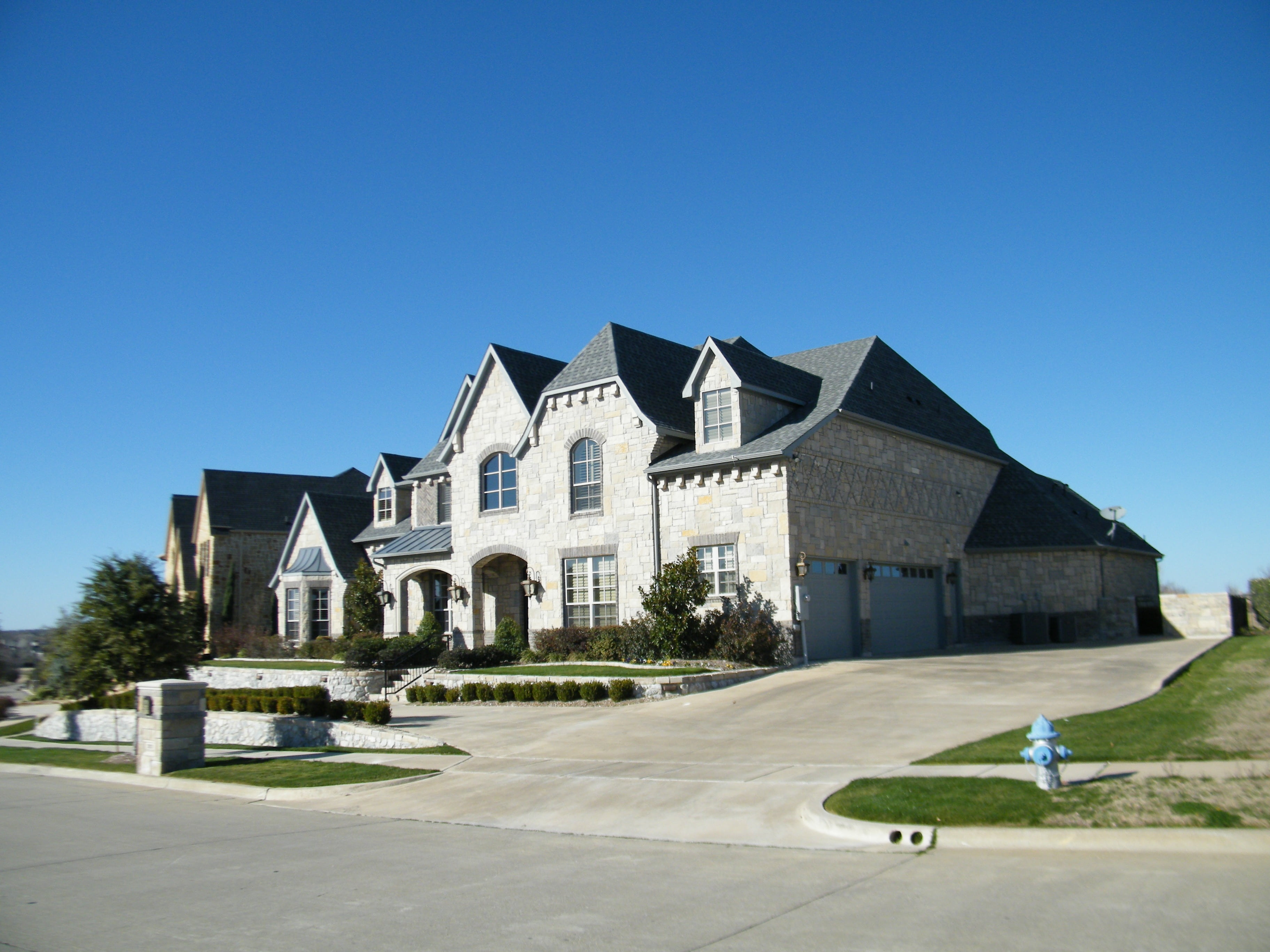 house, mansion, grass, lawn, nature, blue, modern, street, home ownership, 2K, outdoors, residence, blue sky, residential district, suburb, architecture, HD Wallpaper