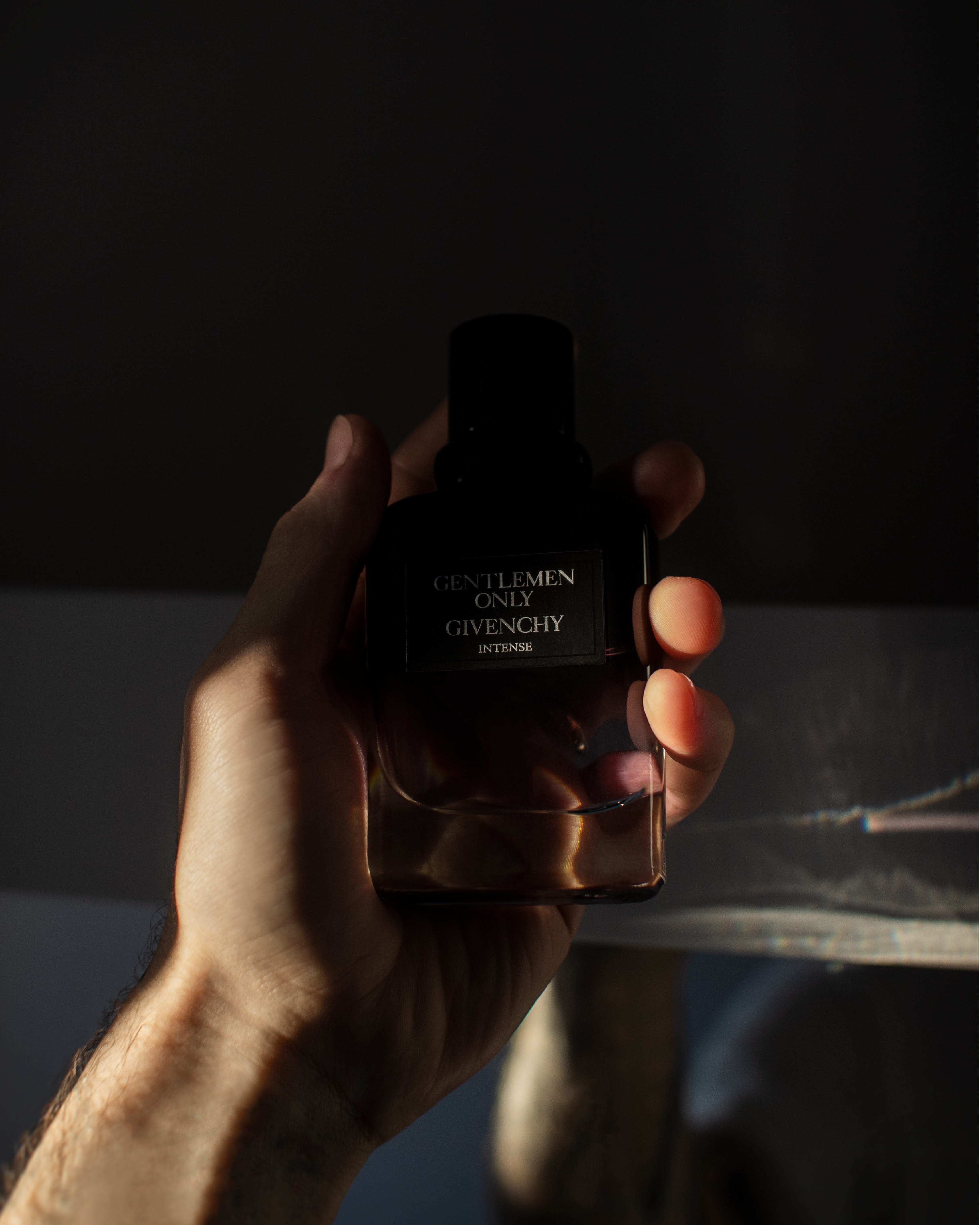 men, cologne, lifestyles, 4K, human limb, gentlemen, body part, finger, perfume, scent, gentlemen only, dark, indoors, close-up, spray cologne, real people, Phone HD Wallpaper