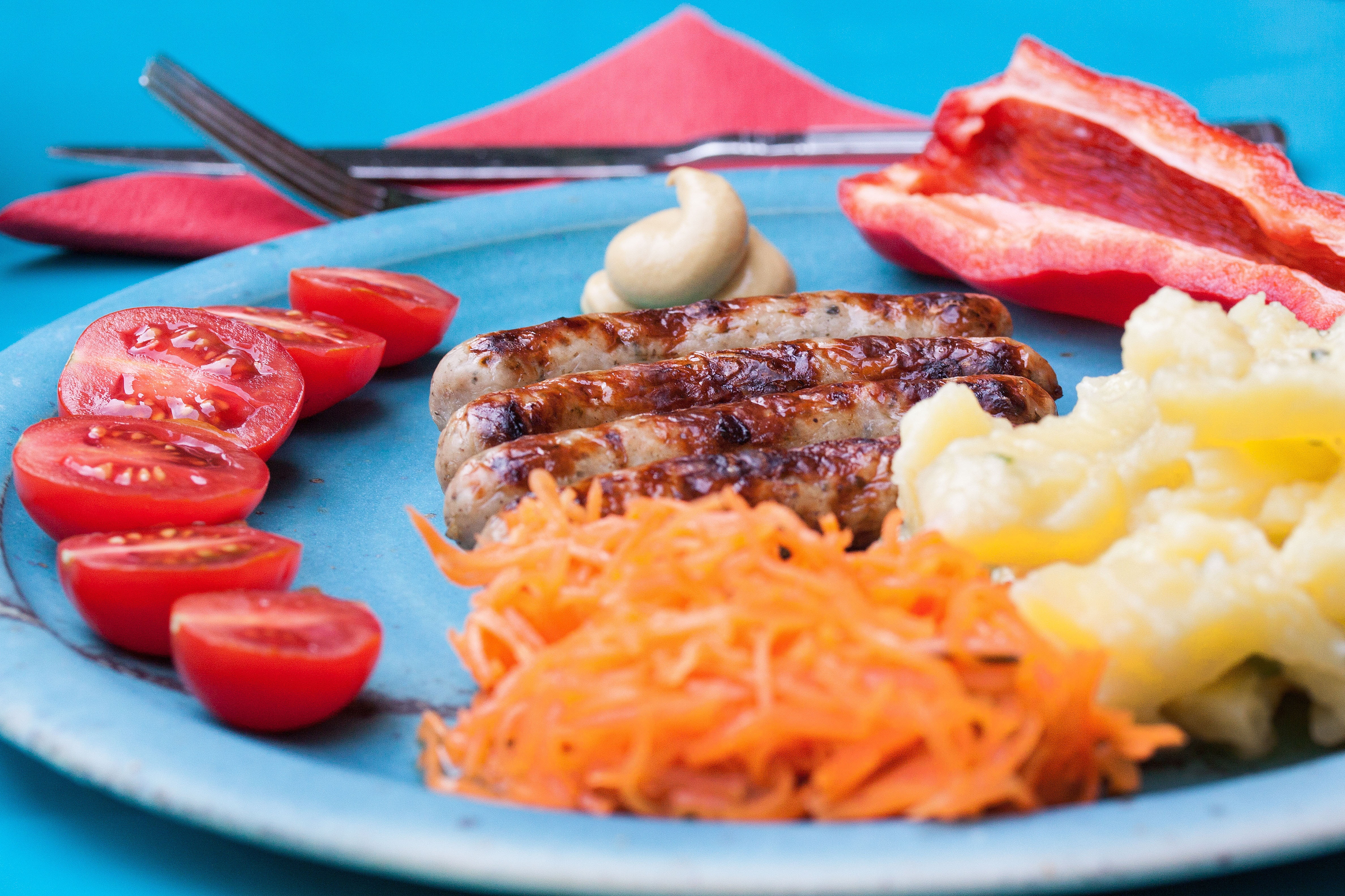 food, vegetable, grill sausage, meat, bratwurst, crockery, sausage, food and drink, gentlemens evening, dinner, fruit, ready-to-eat, 4K, tomatoes, carrot salad, HD Wallpaper