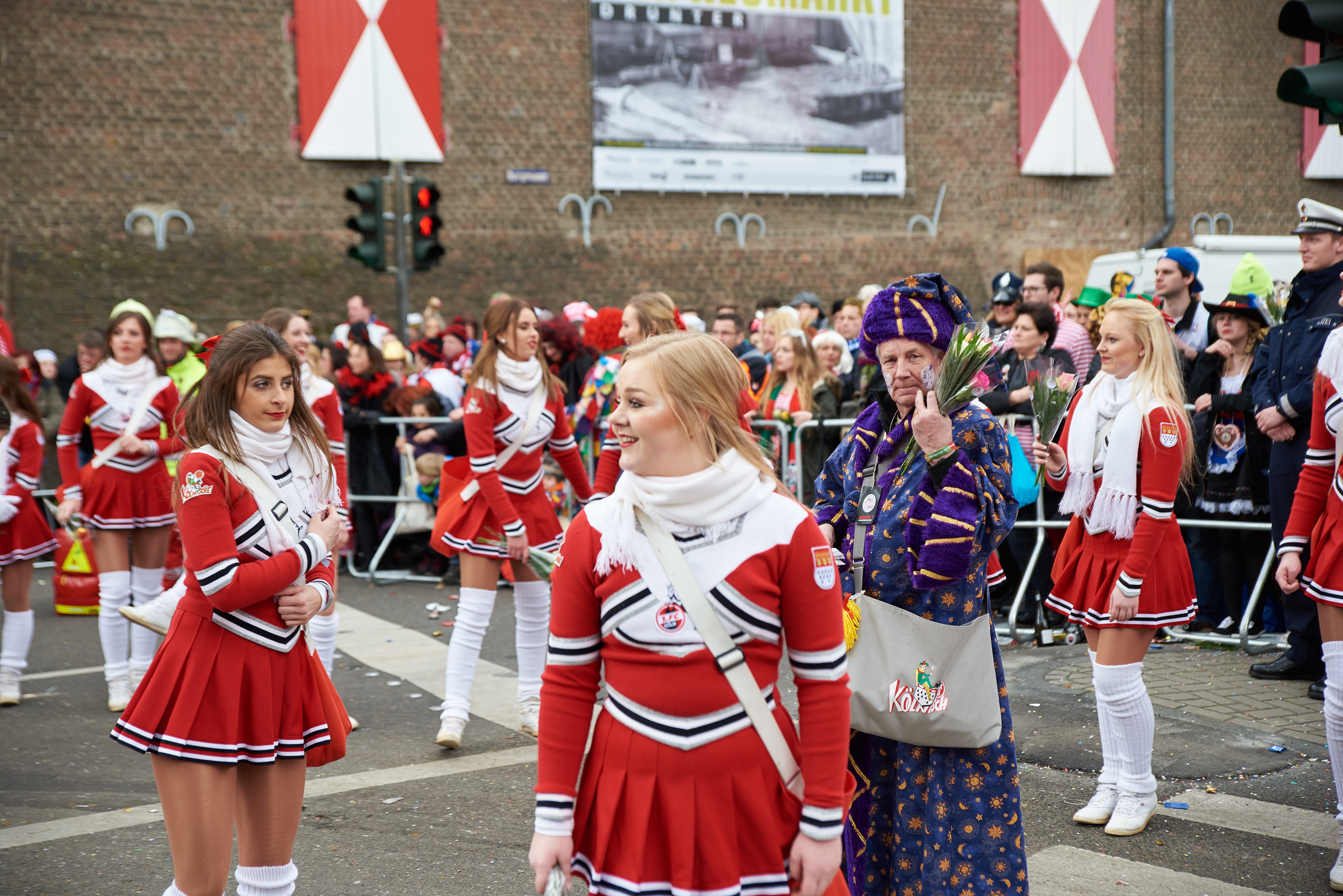 kölnisch, outdoors, kölner karneval, day, clothing, 5K, crowd, pompom girl, spectator, city, cologne, carnival, celebration, cheerleader, women, event, HD Wallpaper