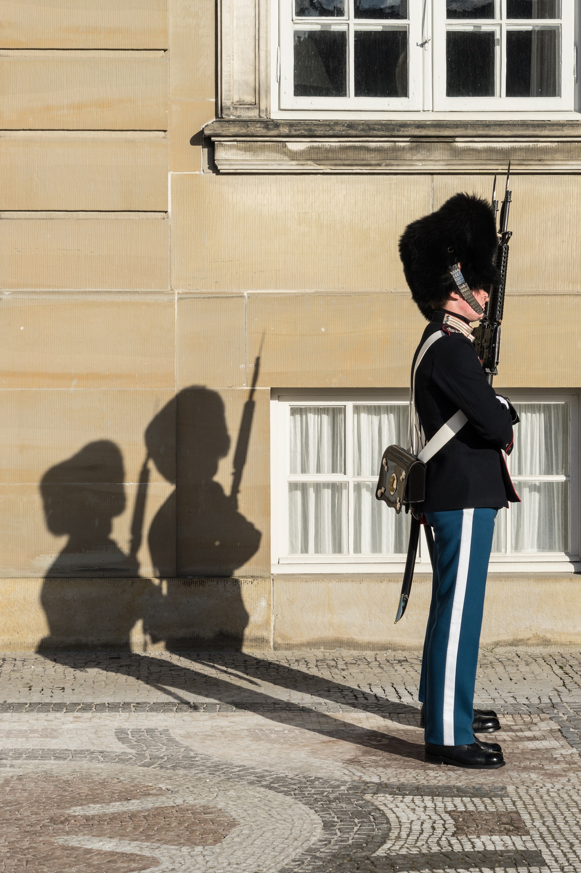 monarchy, wall - building feature, casual clothing, people, scandinavia, guards, architecture, day, lifestyles, women, building, one person, weapon, sentry, Phone HD Wallpaper