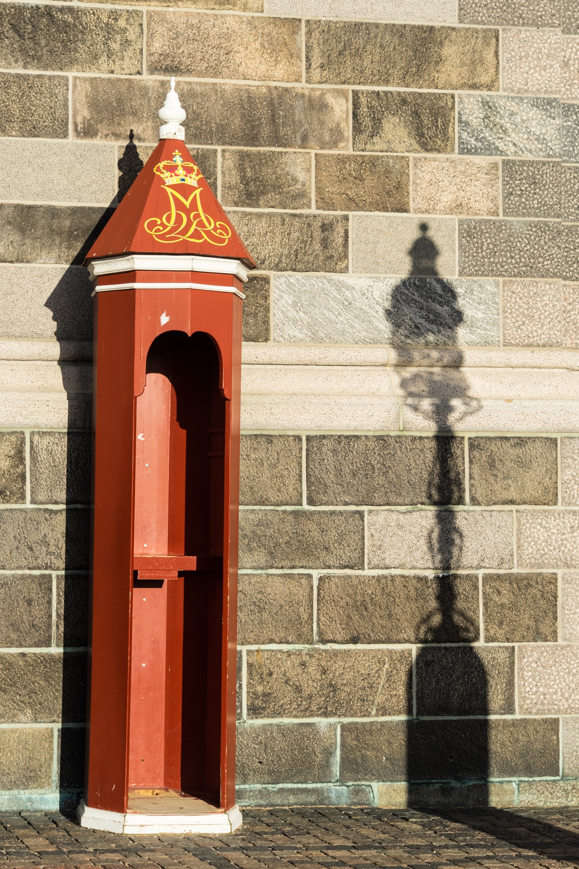 guard, post, lamp, building, lamppost, christiansborg palace, vintage, no people, london - England, sunlight, 2K, street, wall - building feature, city, Phone HD Wallpaper