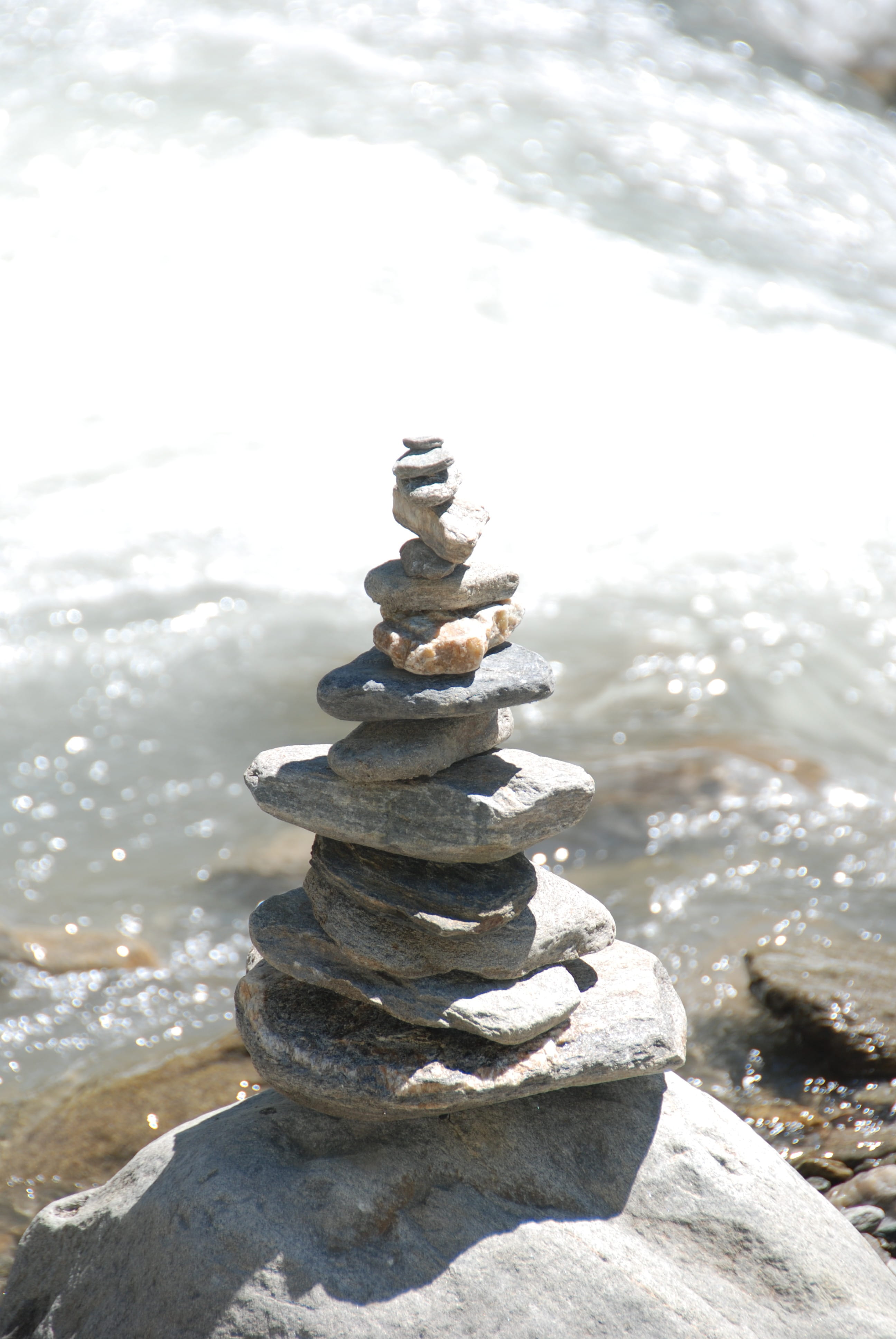 zen-like, 4K, Steinmann, stone, outdoors, close-up, sunlight, nature, Stones, day, focus on foreground, mark, pyramid, water, tranquility, stack, tower, Phone HD Wallpaper