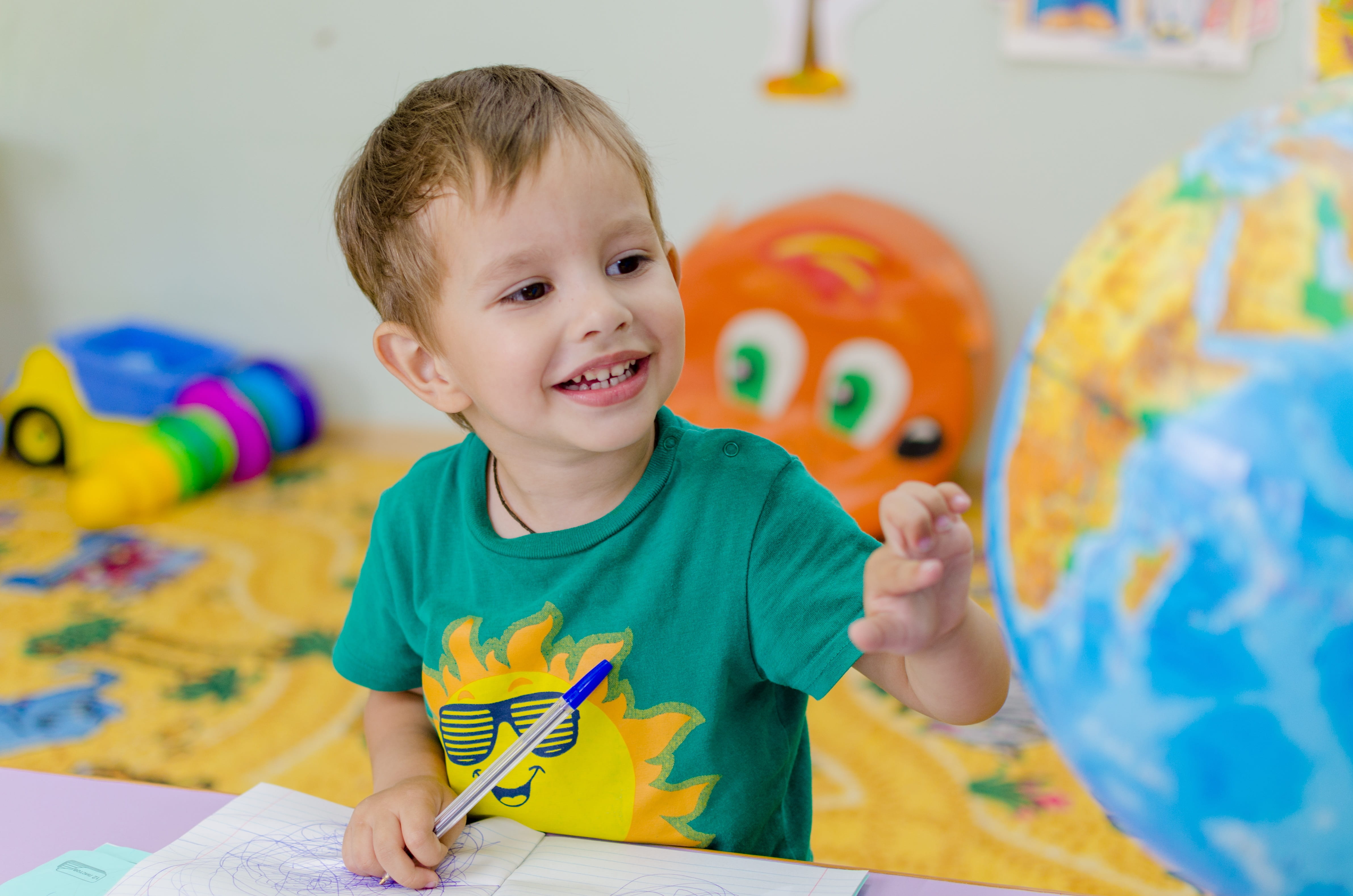 desk, boy, males, education, school, green, fun, childhood, preschool student, building, t, emotions, child, preschool, learning, shirt, student, preschool age, HD Wallpaper